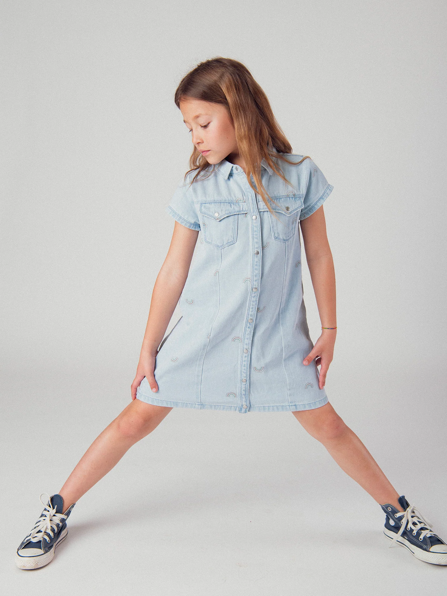 Abito in denim azzurro con stampa arcobaleno per ragazze - Image 3