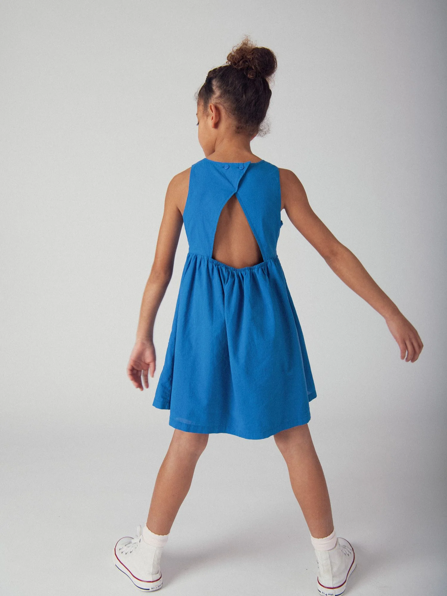Abito blu con ricami floreali per ragazze - Image 6