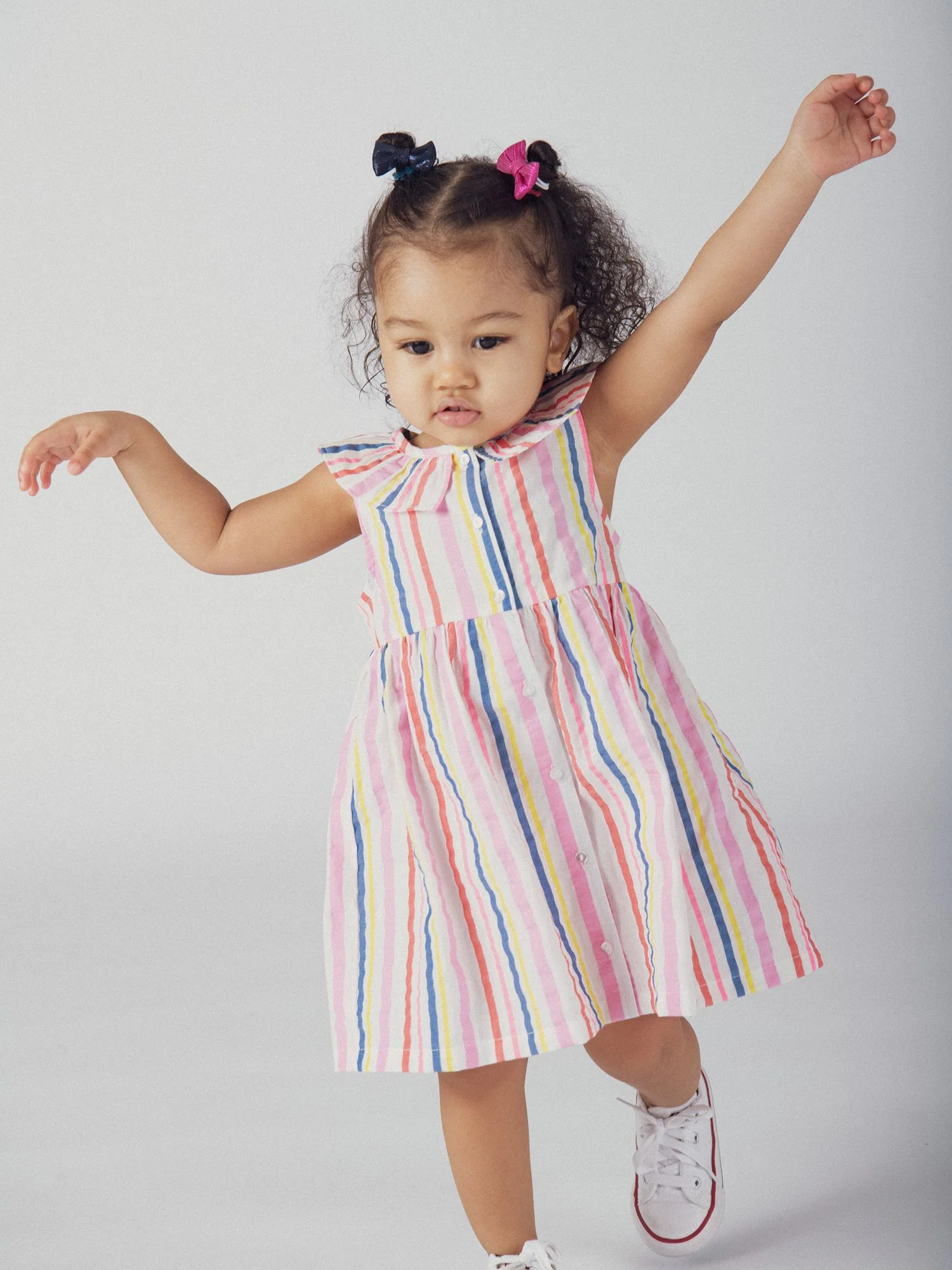 Abito a righe multicolore con colletto arricciato per bambina - Image 2