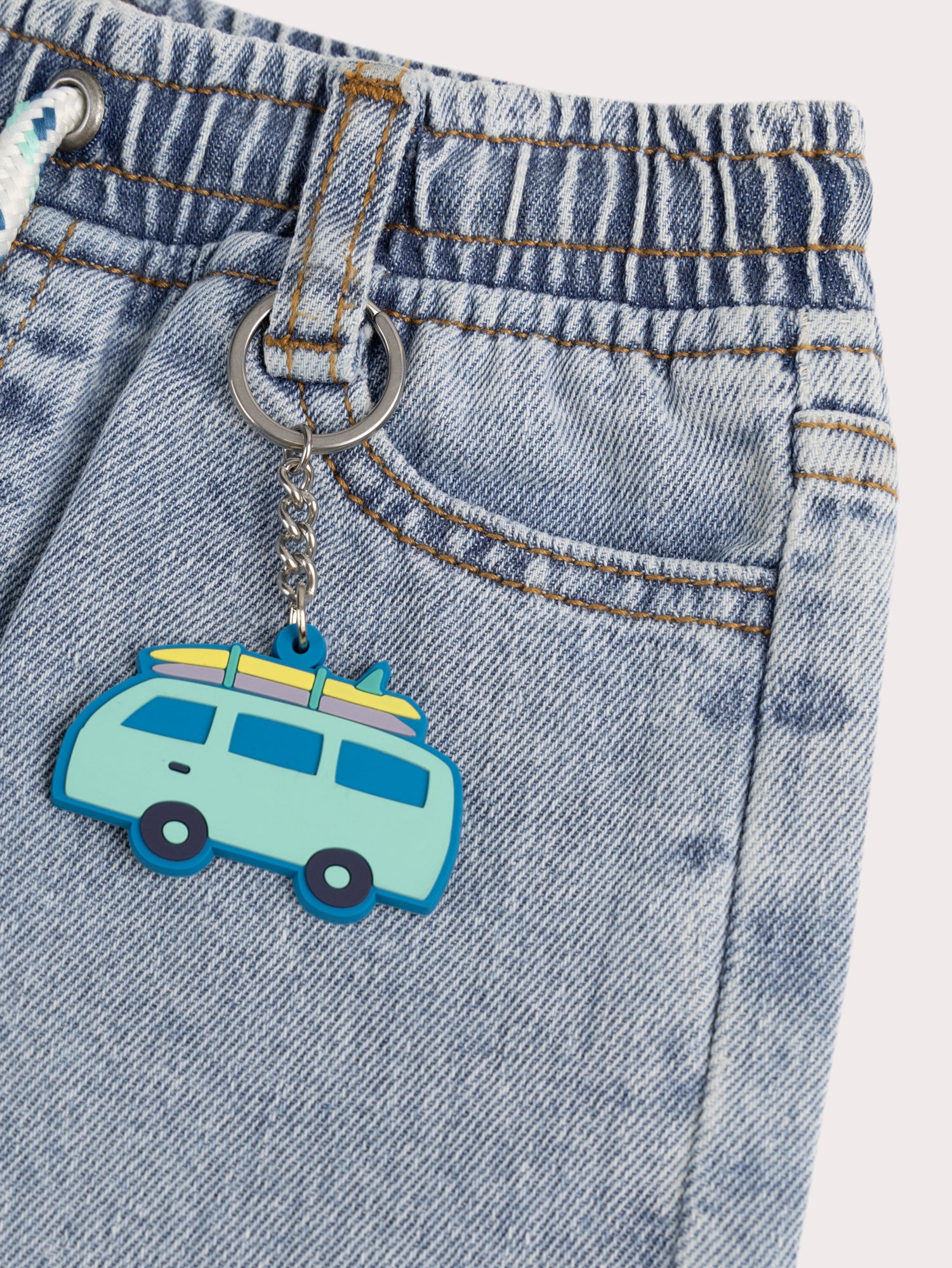 Bermuda in denim con portachiavi - Image 2