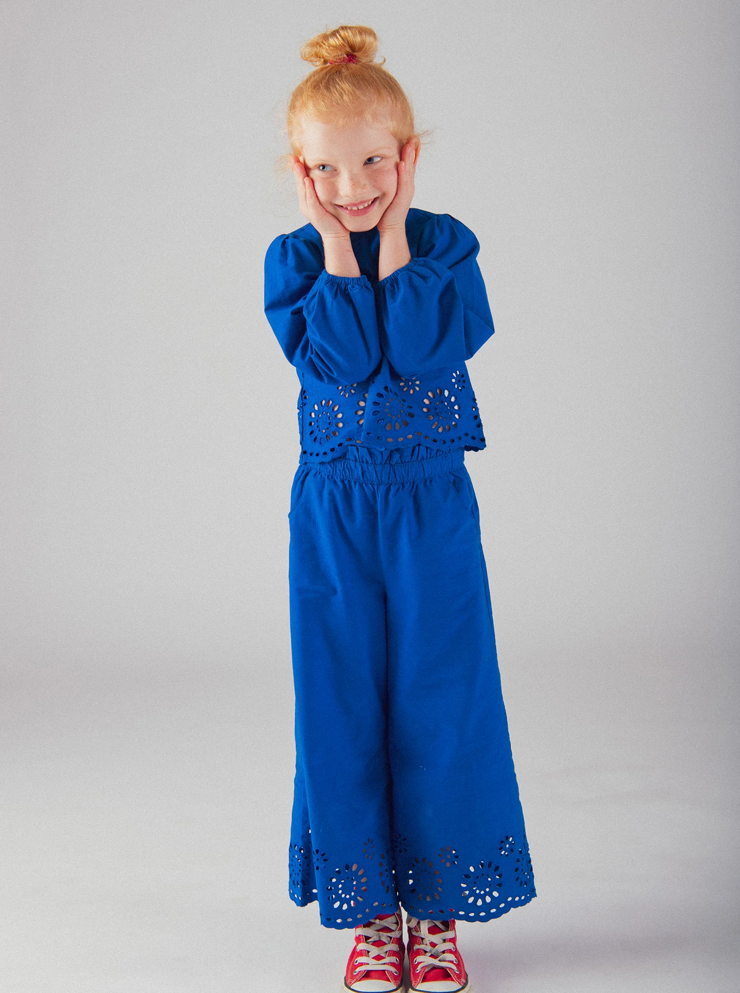 Blusa blu con ricamo inglese per ragazze - Image 2