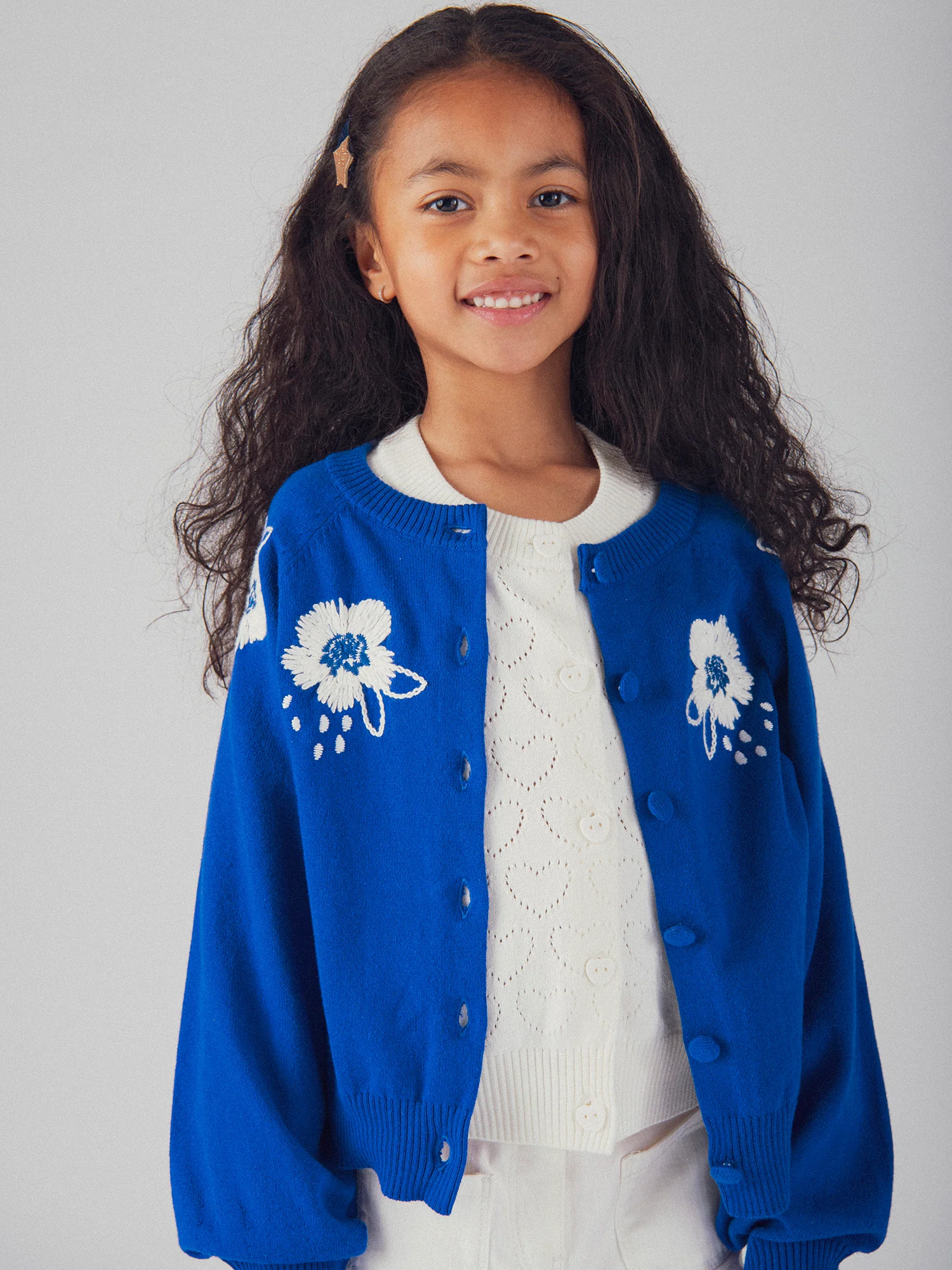 Cardigan blu con ricamo di fiori per ragazze - Image 2