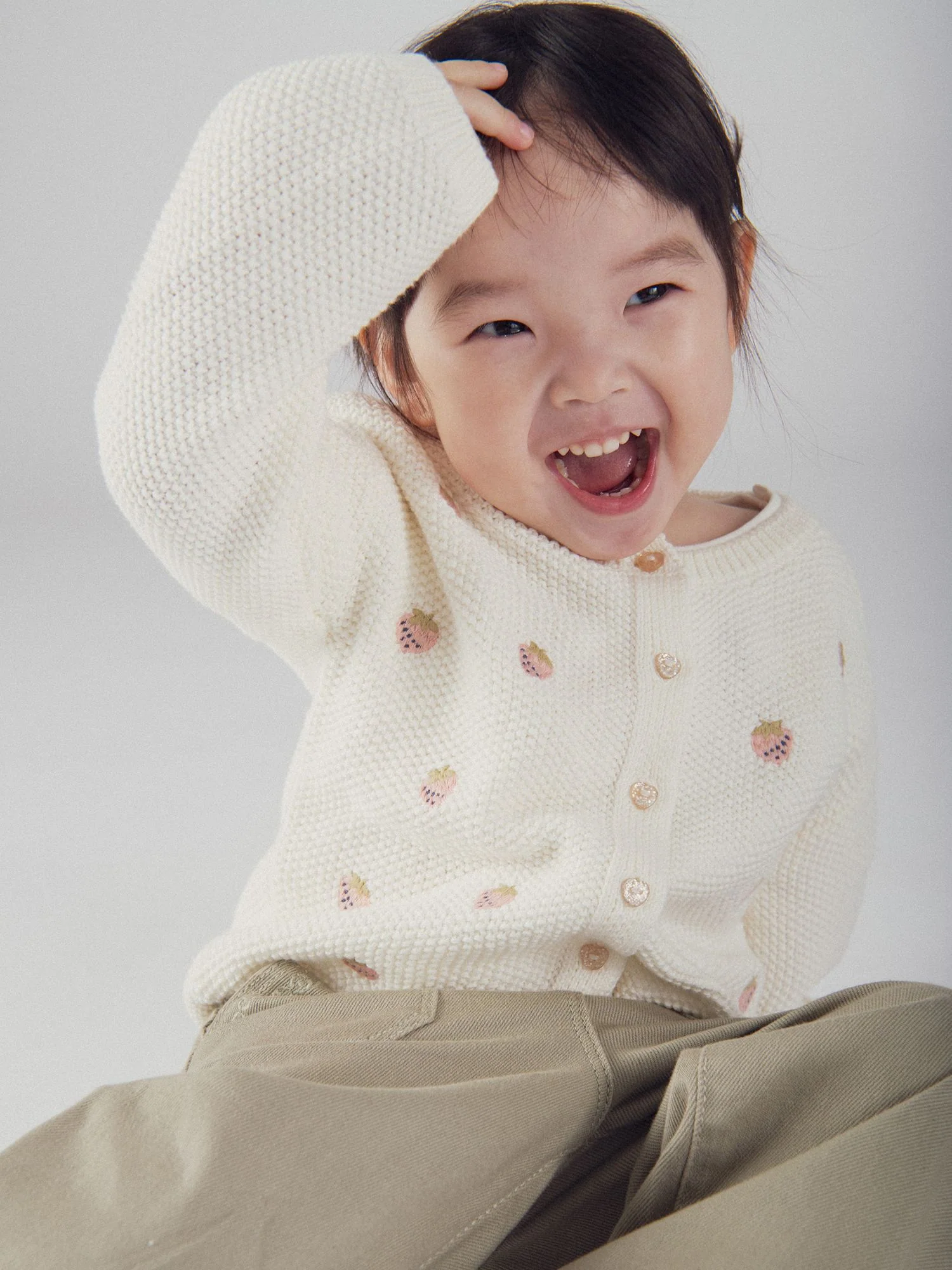 Cardigan in maglia ecru con ricamo di fragola per bambine - Image 3