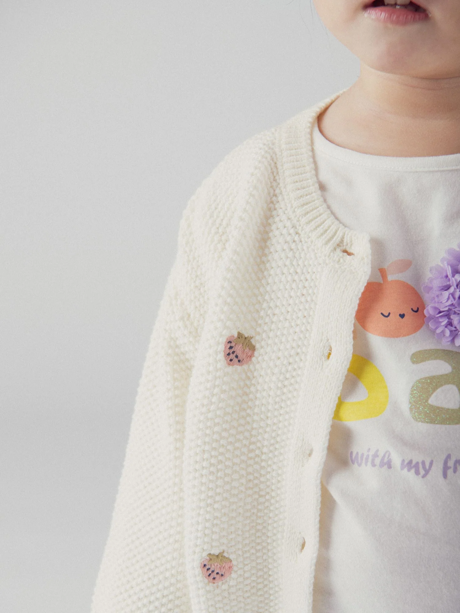 Cardigan in maglia ecru con ricamo di fragola per bambine - Image 5