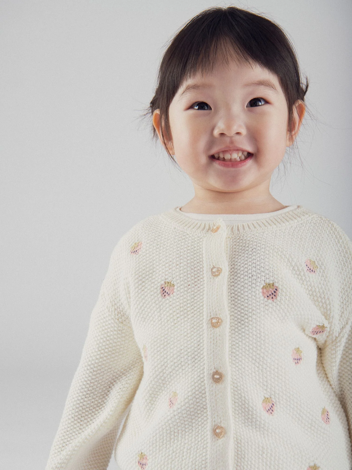 Cardigan in maglia ecru con ricamo di fragola per bambine - Image 6