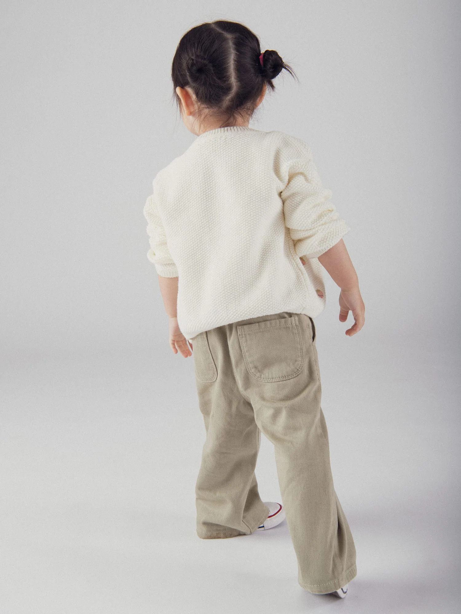 Cardigan in maglia ecru con ricamo di fragola per bambine - Image 9