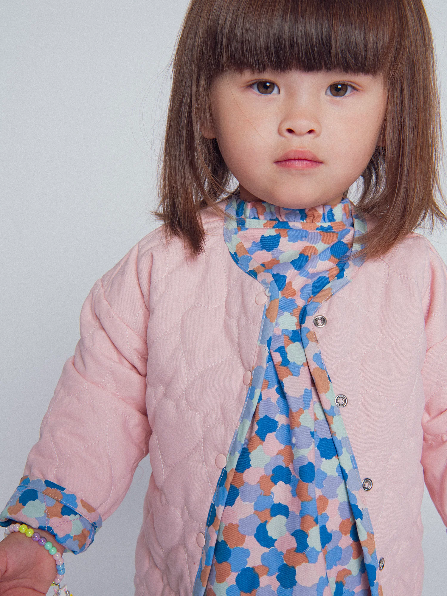 Cardigan reversibile rosa imbottito a cuori per bambina - Image 4