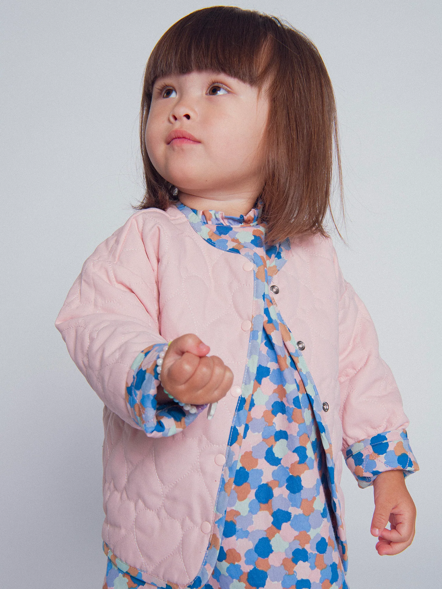 Cardigan reversibile rosa imbottito a cuori per bambina - Image 5