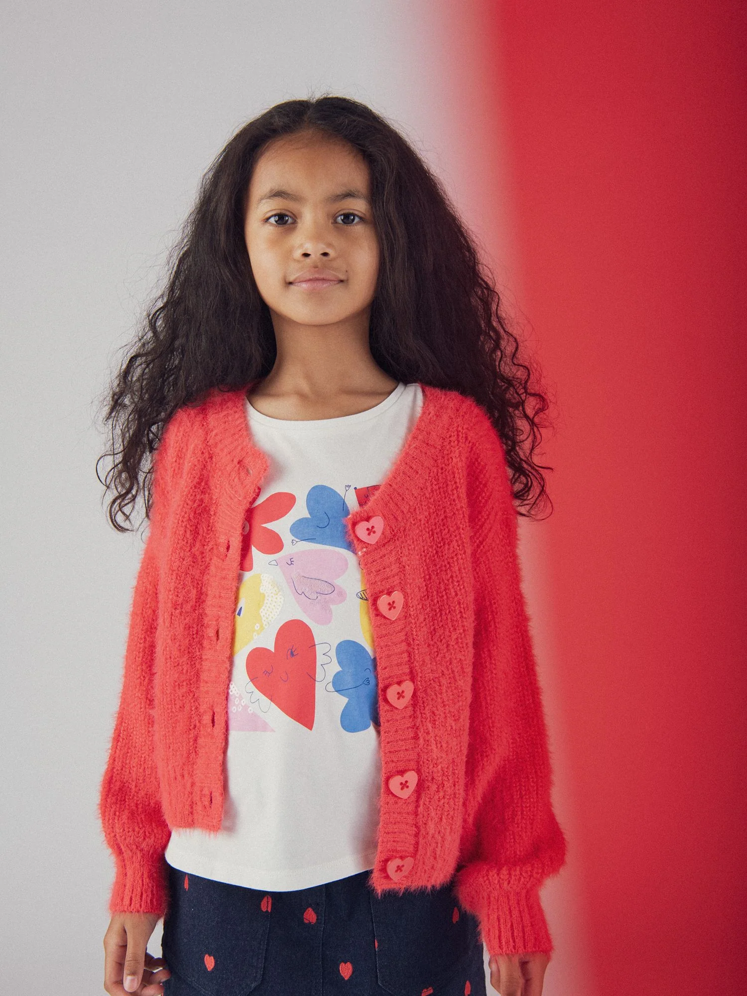 Cardigan rosso con bottoni a cuore per bambina - Image 2