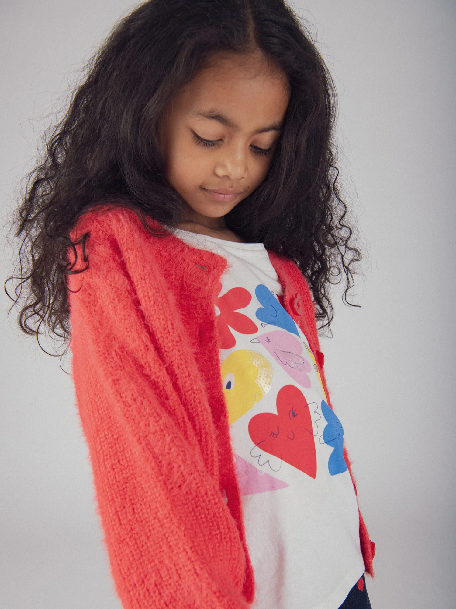 Cardigan rosso con bottoni a cuore per bambina - Image 3