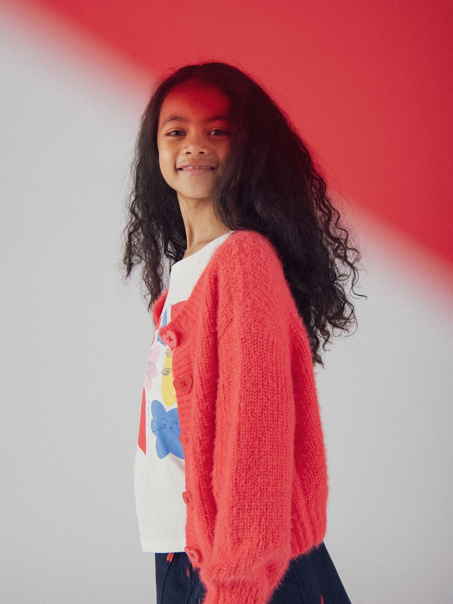 Cardigan rosso con bottoni a cuore per bambina - Image 4