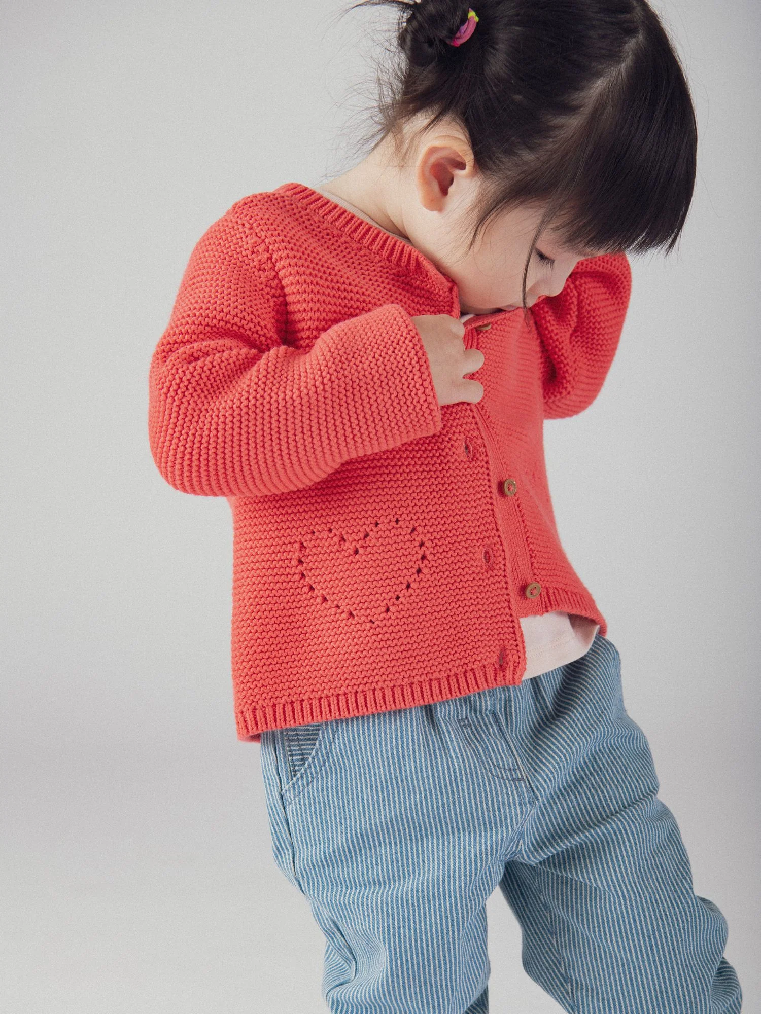 Cardigan tricot anguria con tasche a cuore per bambina - Image 3