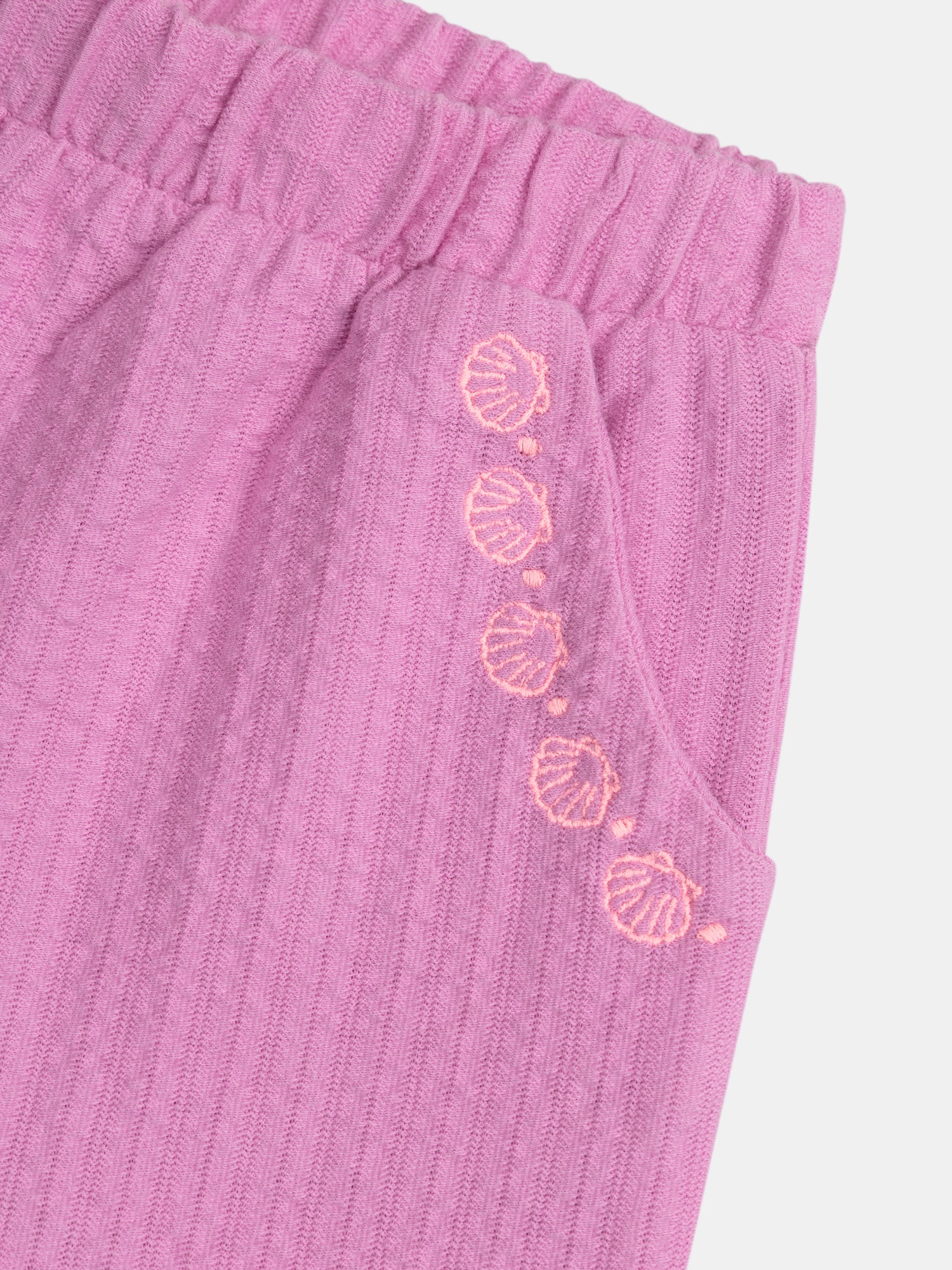 Completo rosa malva con t-shirt e shorts testurizzati per bambine - Image 6