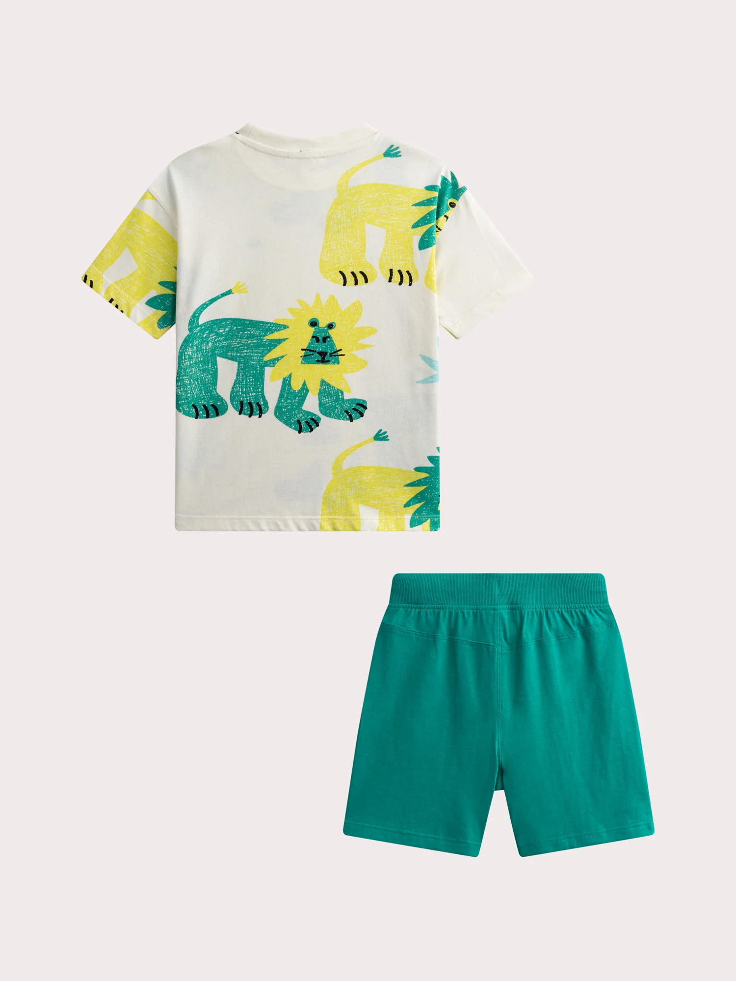 Completo t-shirt stampata con leone e pantaloni corti verdi - Image 2