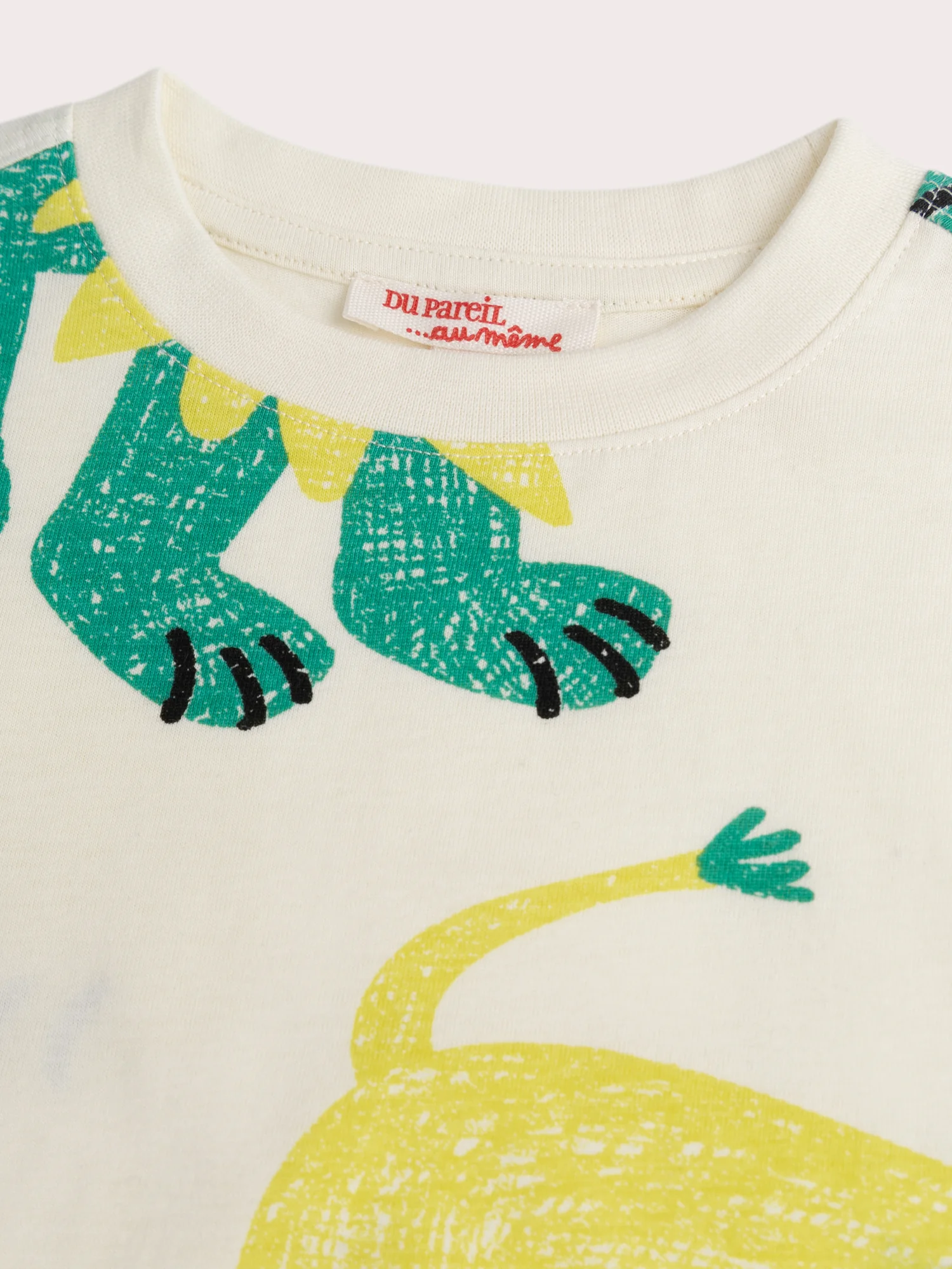 Completo t-shirt stampata con leone e pantaloni corti verdi - Image 4