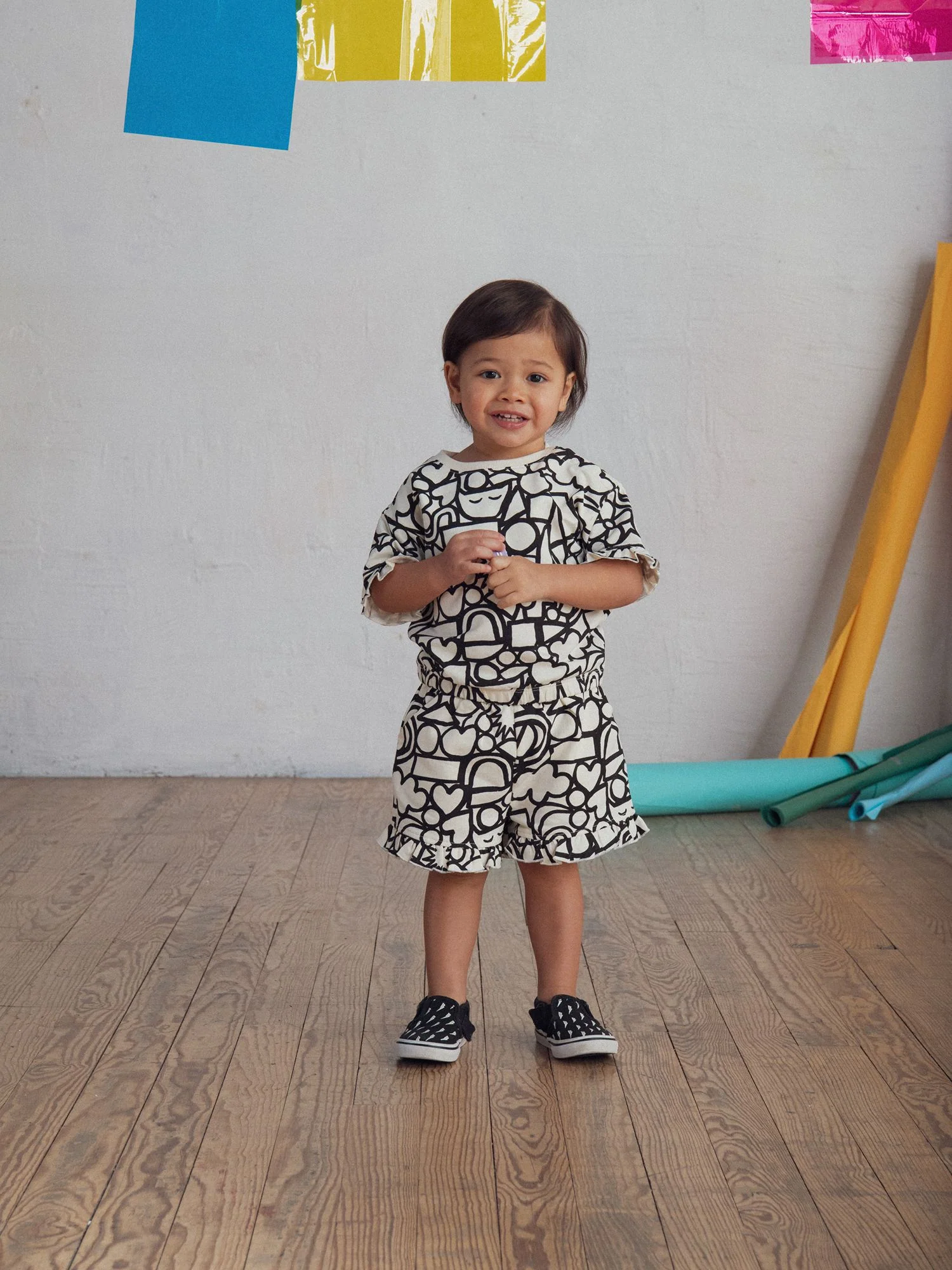 Set di T-shirt e pantaloni corti con stampa integrale "GRAPHIC" per bambina - Image 2