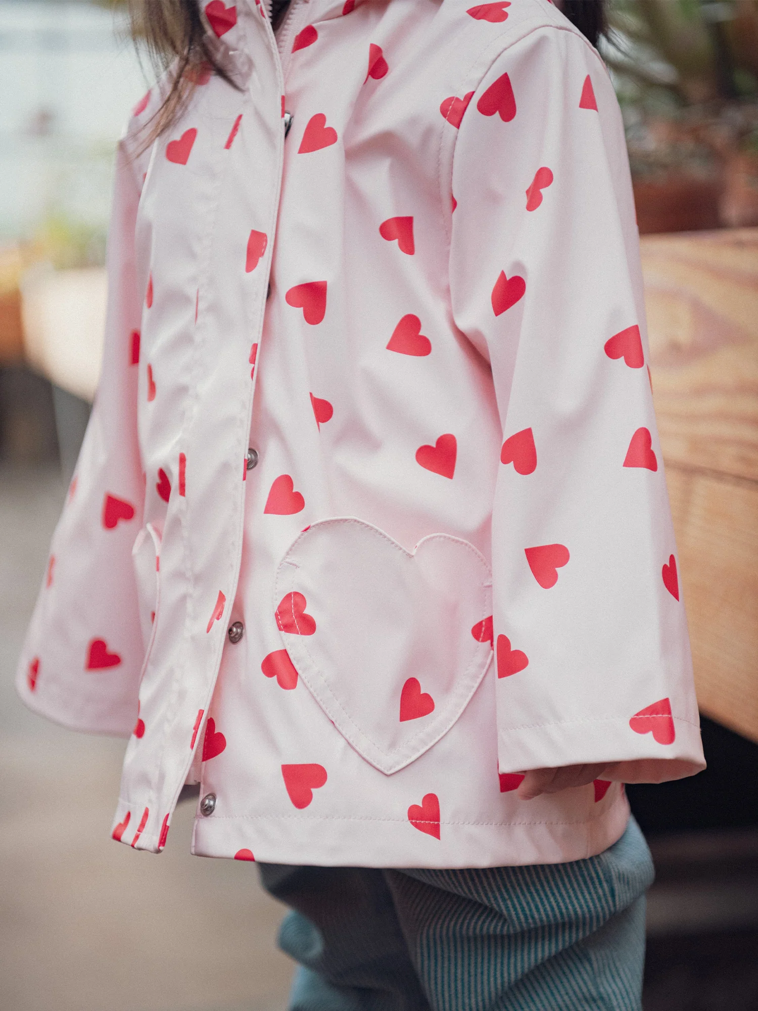 Impermeabile rosa con motivo cuori per bebè femmina - Image 7