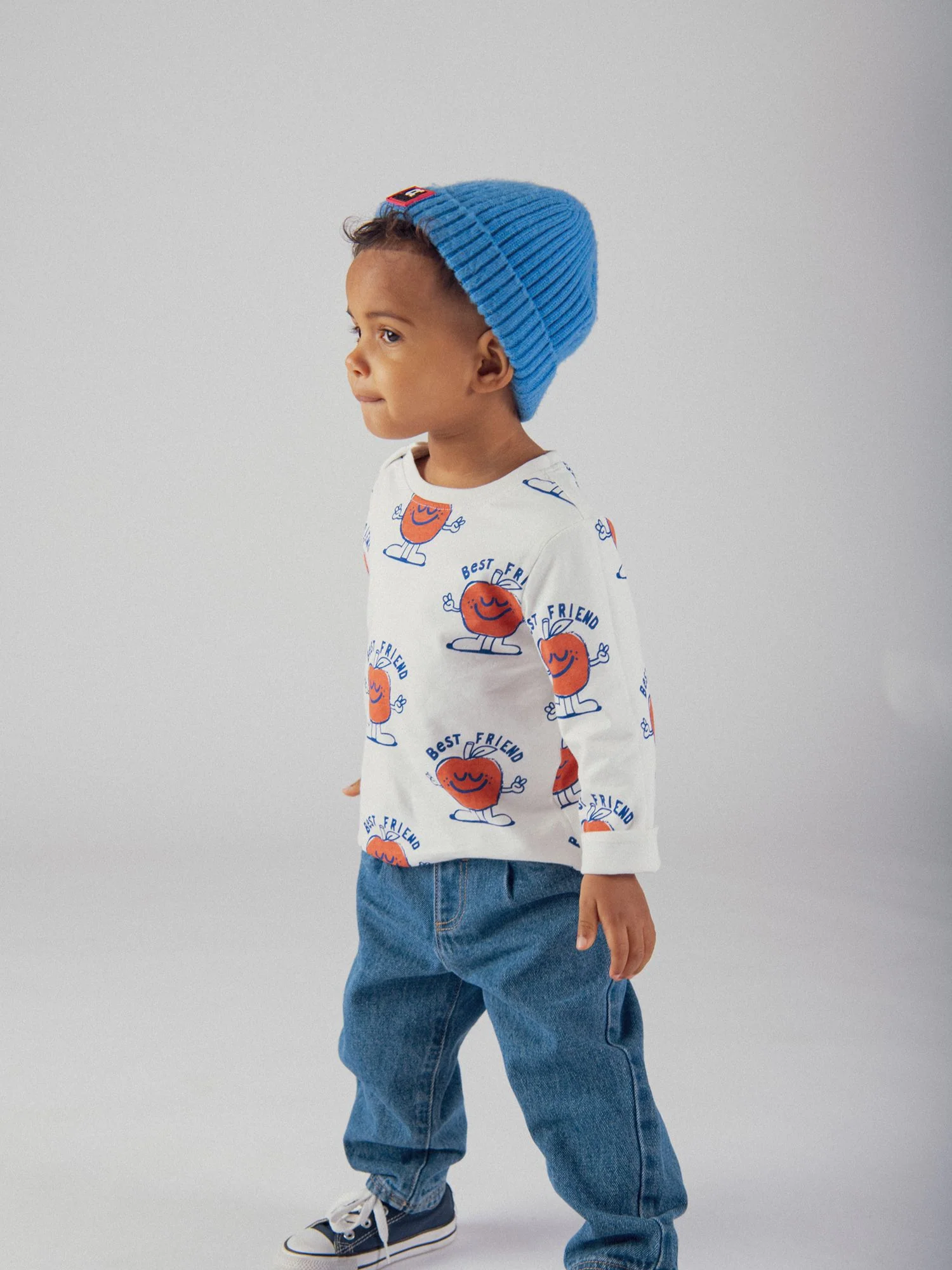 Jeans blu bicolore con motivo di mela per bambino - Image 3