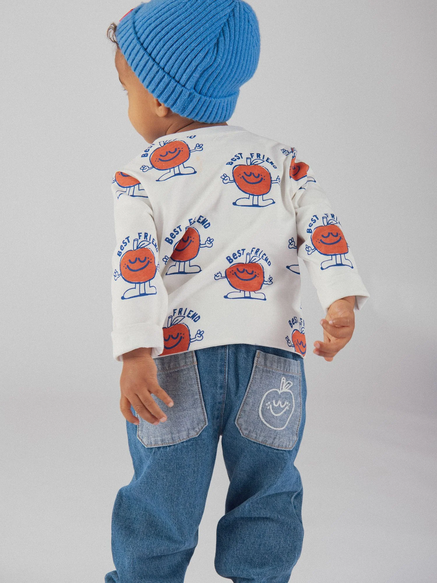 Jeans blu bicolore con motivo di mela per bambino - Image 4