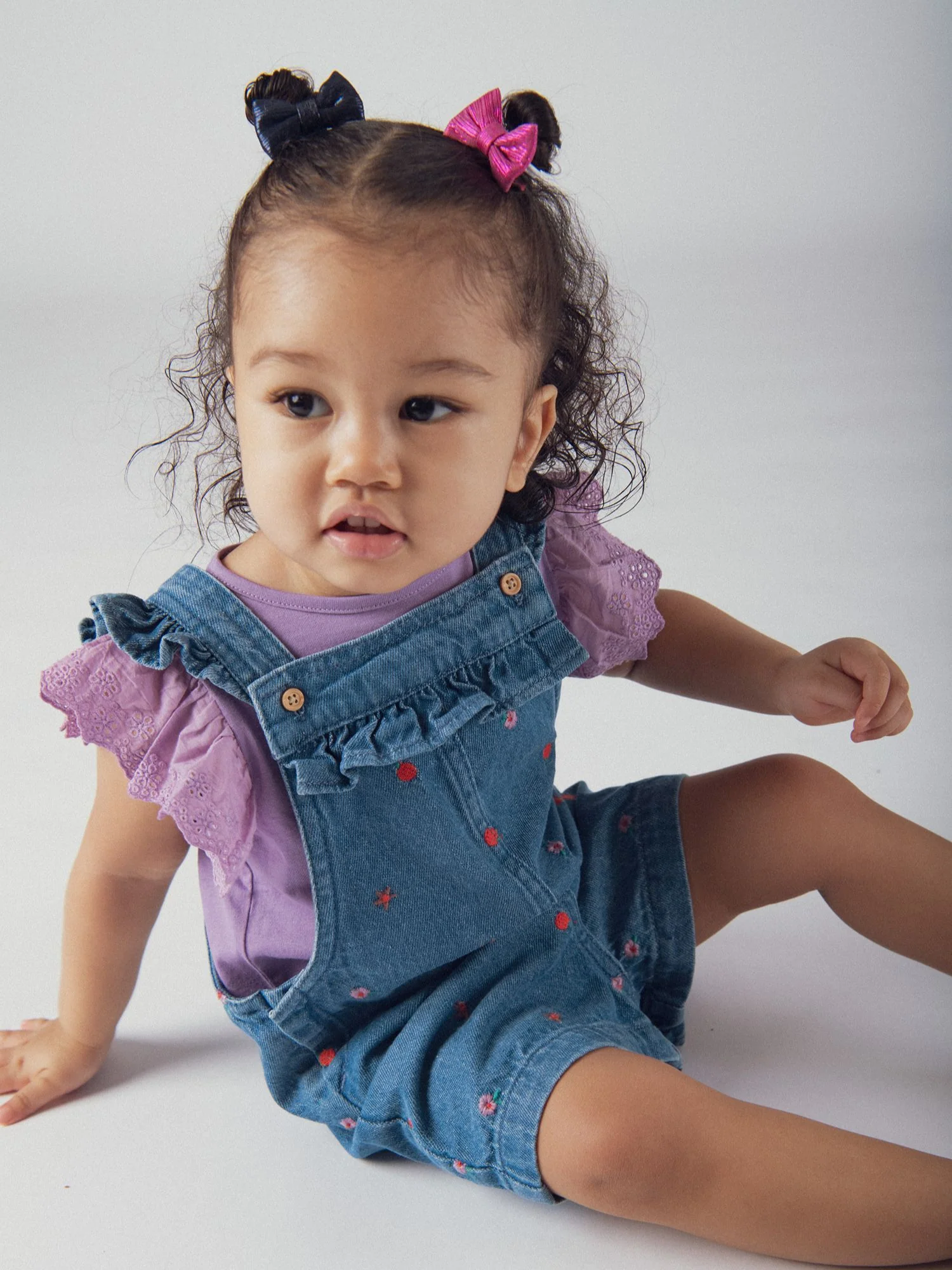 Salopette corta in denim con ricami floreali e fruttati per bambina - Image 3