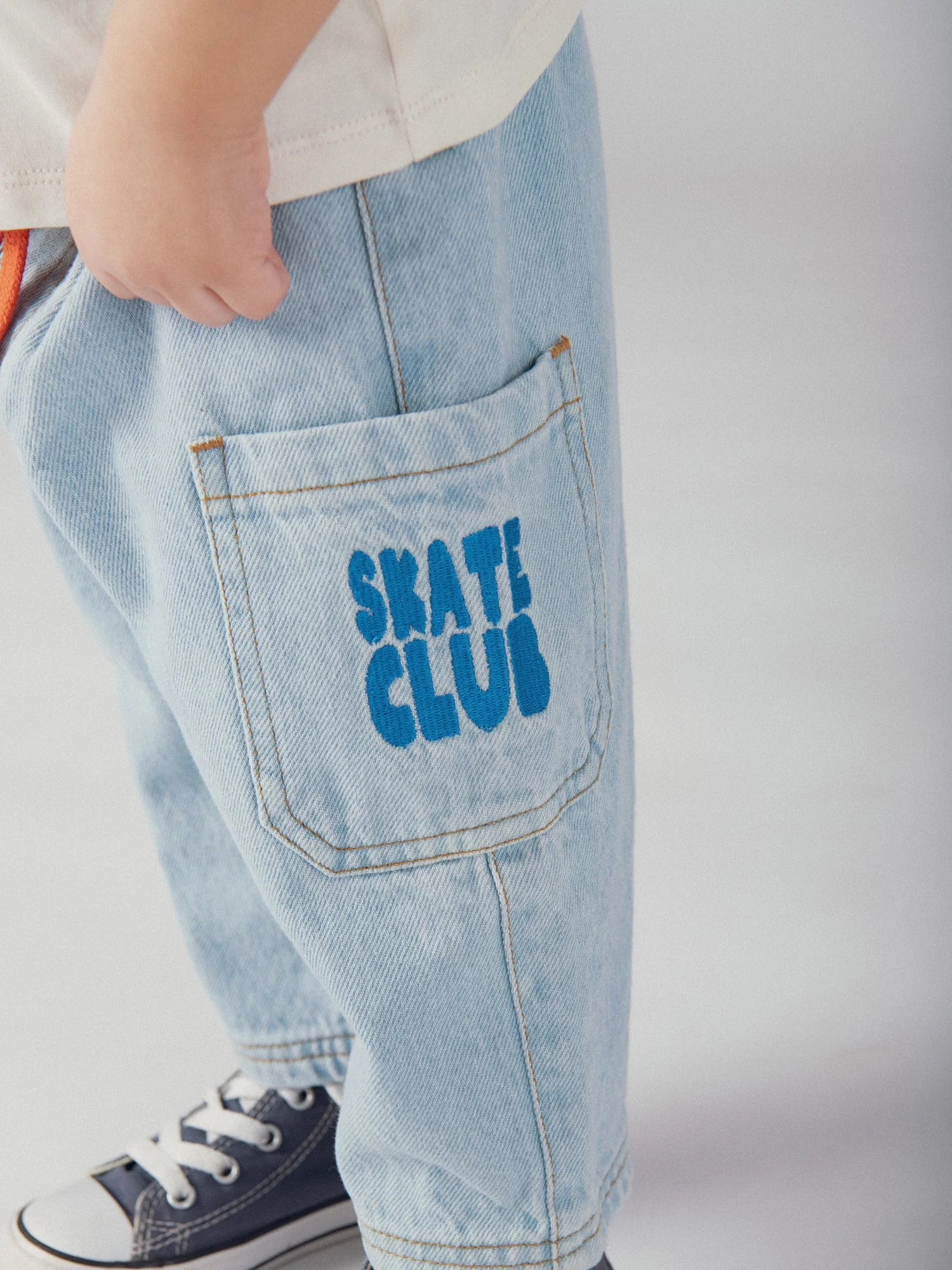 Pantaloni in denim leggeri con cordino "Skate Party" per neonati maschi - Image 3