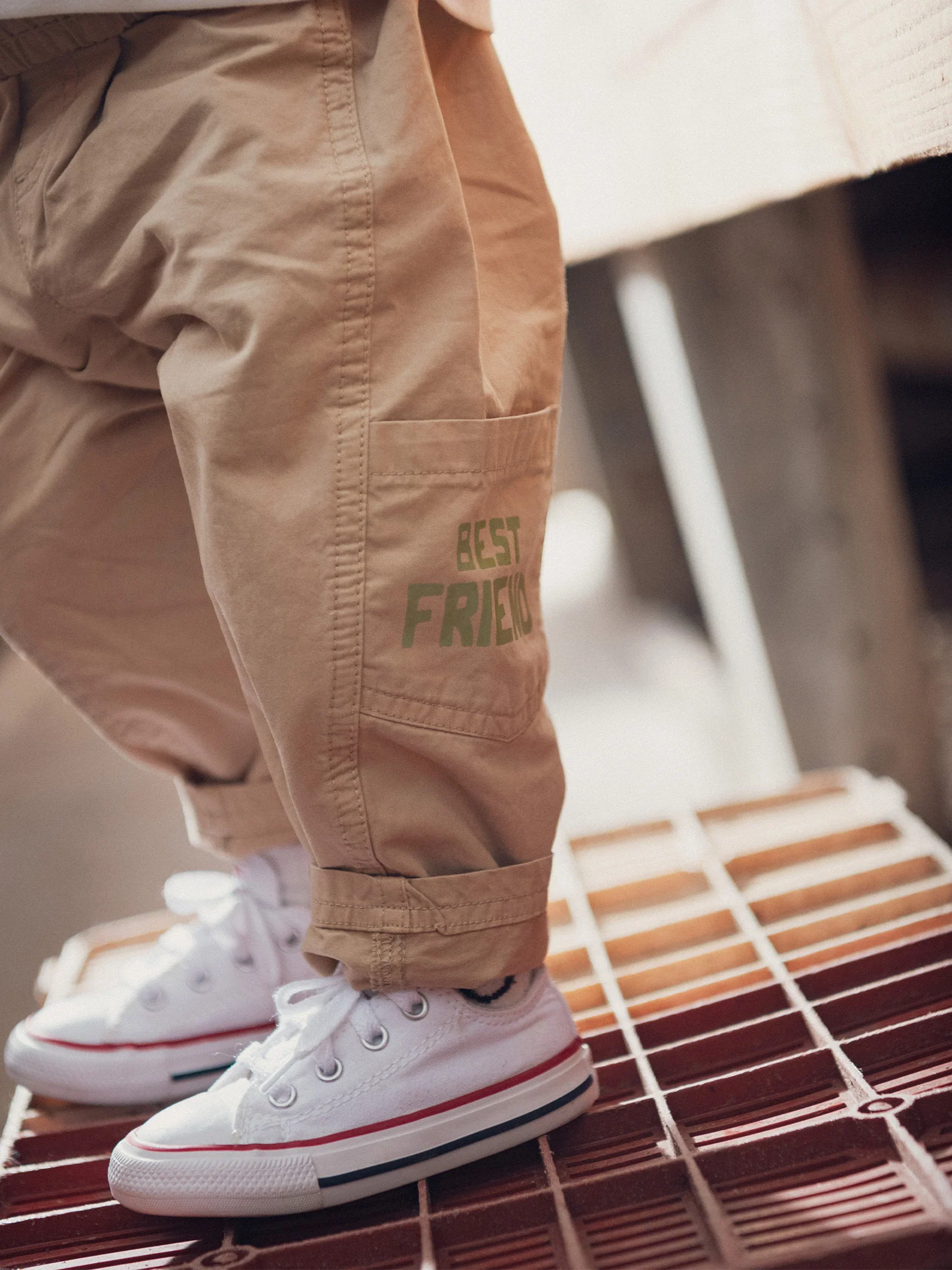 Pantaloni effetto cargo marroni per bambino - Image 2