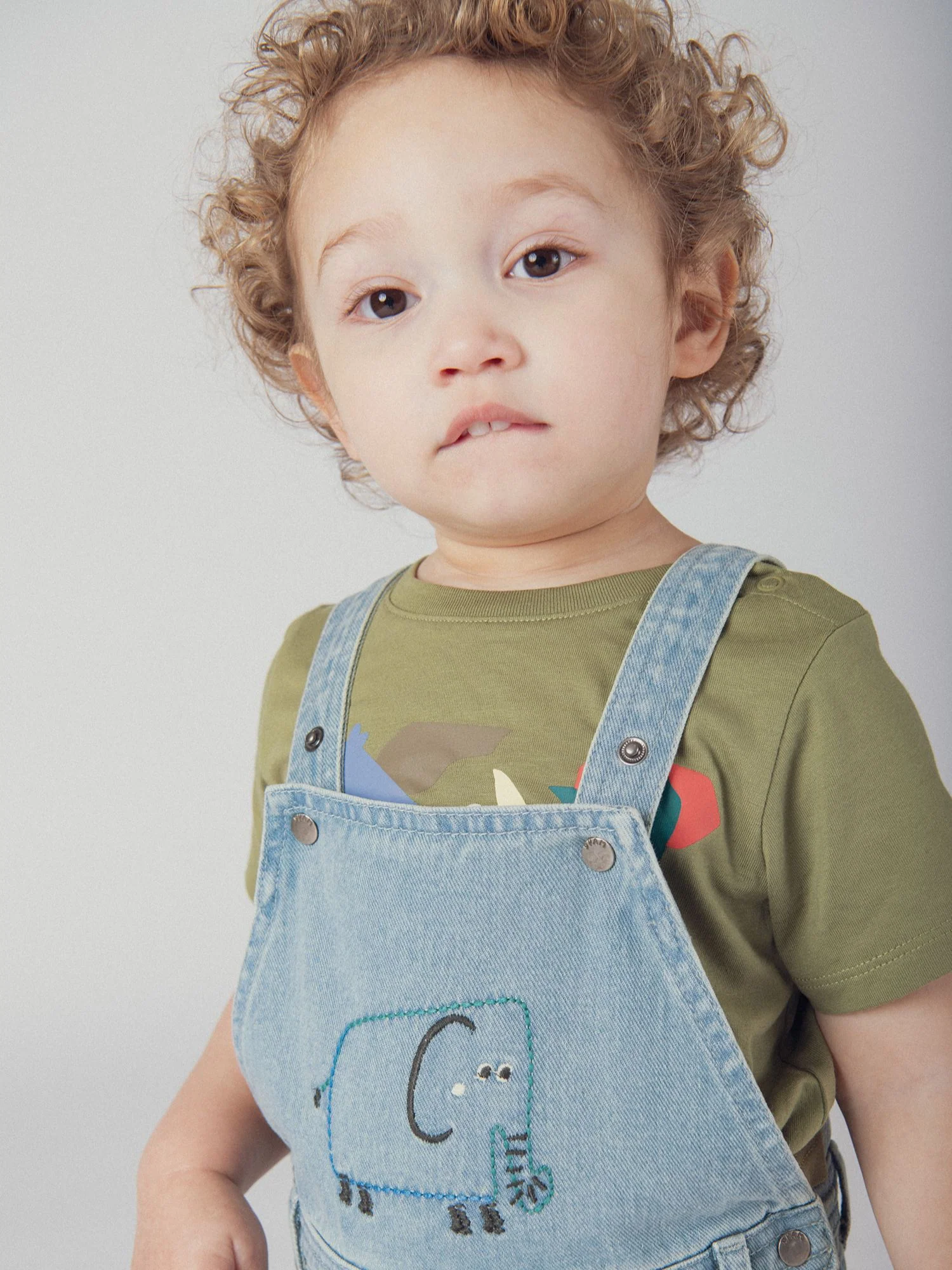 Salopette corta in denim chiaro con motivo "Elefante" per neonati maschi - Image 3