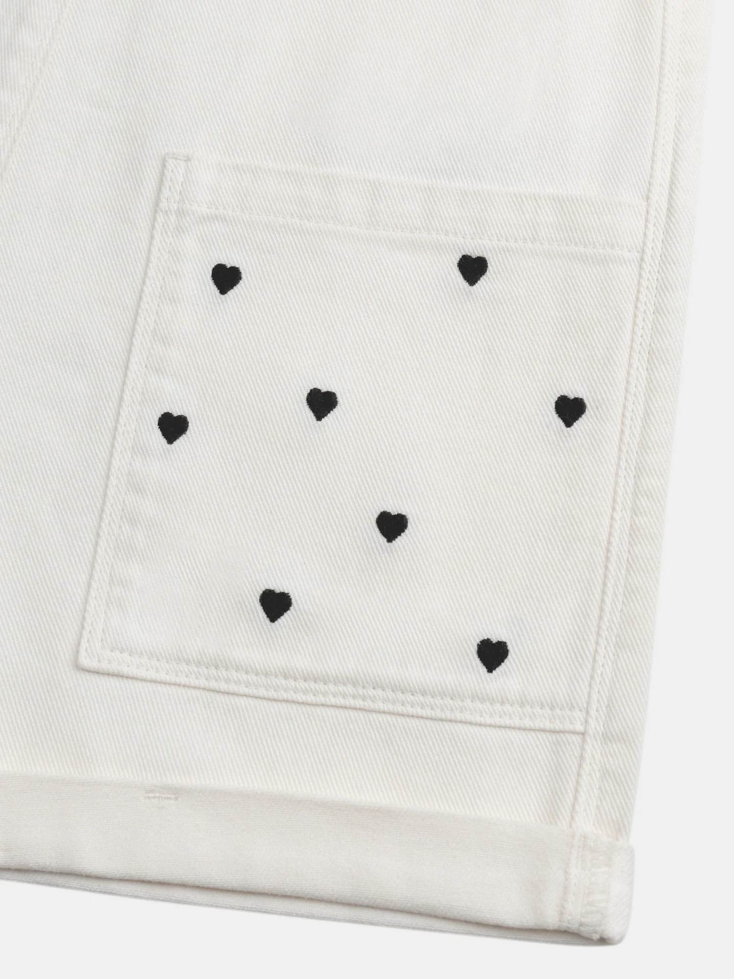 Salopette corta con ricami a forma di cuore per bambine - Image 4