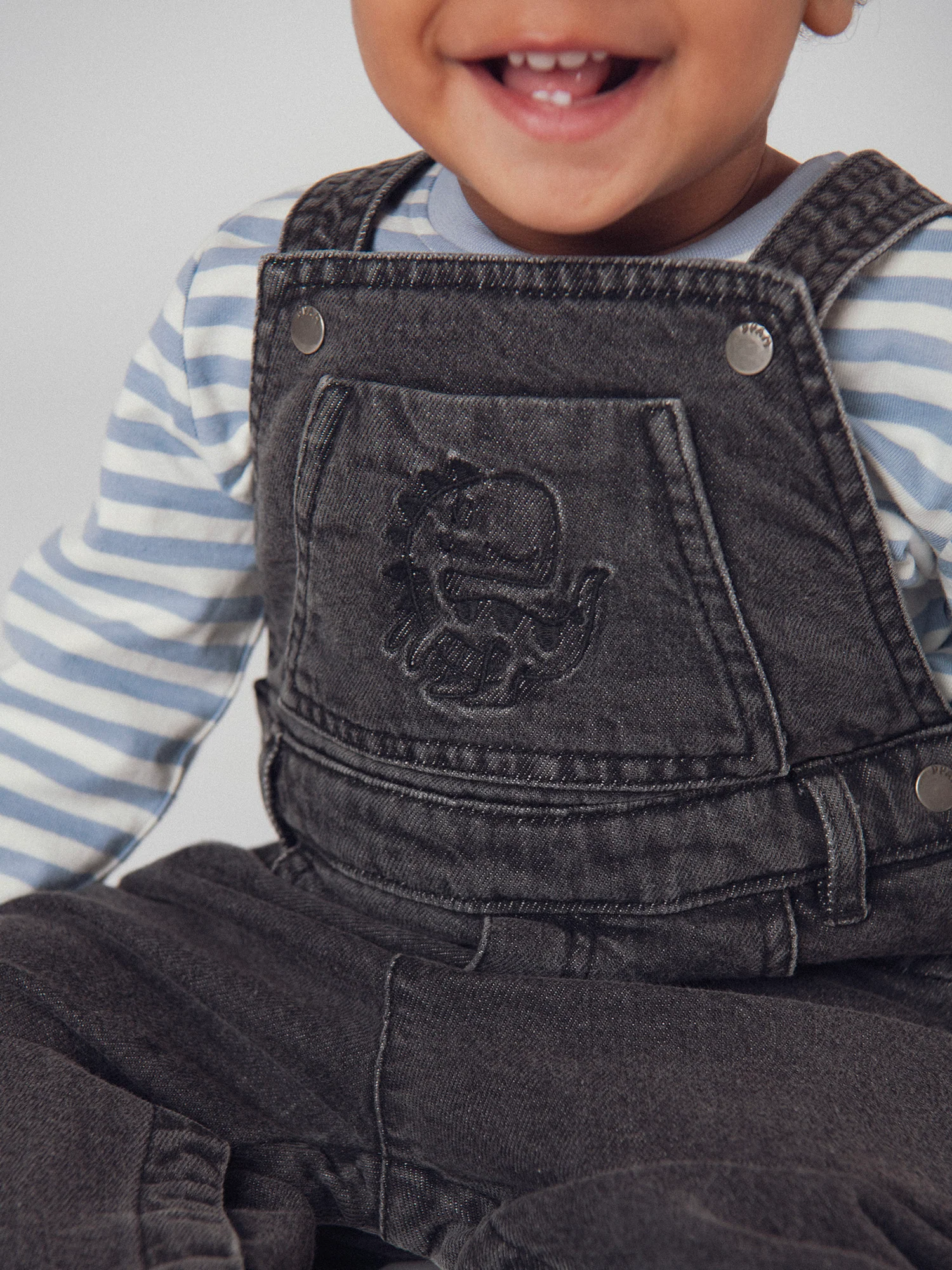 Salopette in denim grigia "Dinosauro" per bambino - Image 3