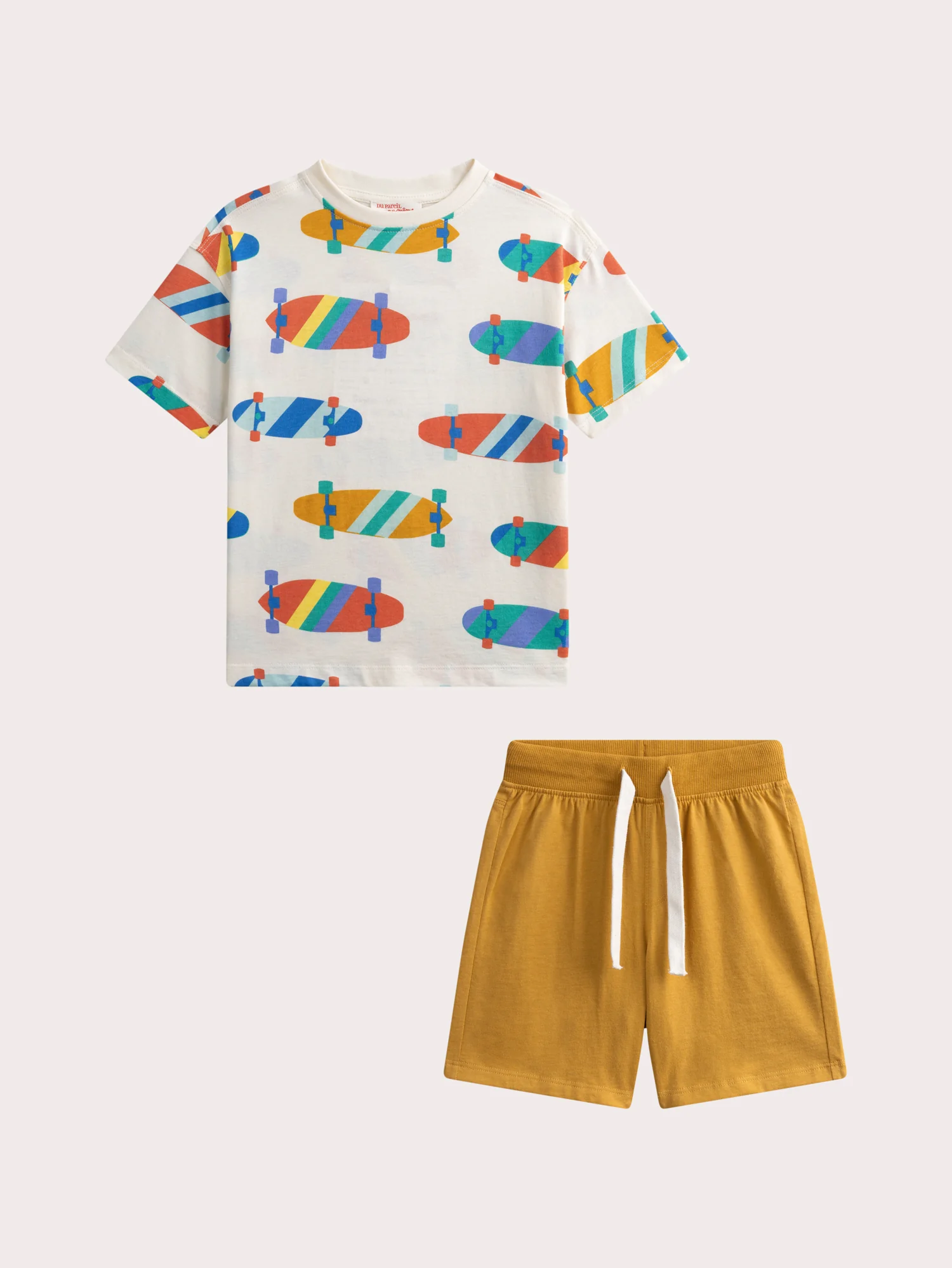 Set T-Shirt con stampa skateboard e pantaloni corti senape