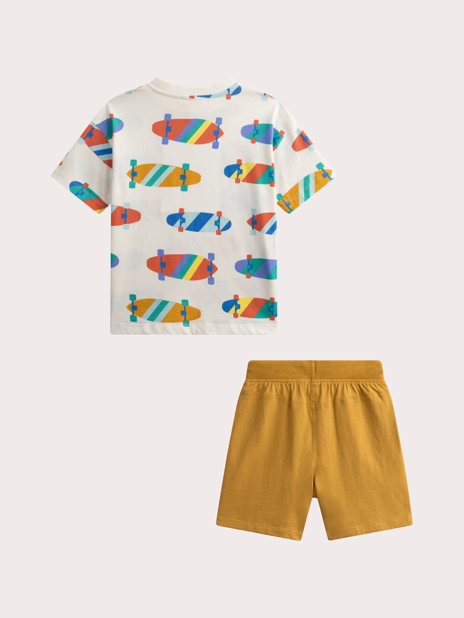 Set T-Shirt con stampa skateboard e pantaloni corti senape - Image 2