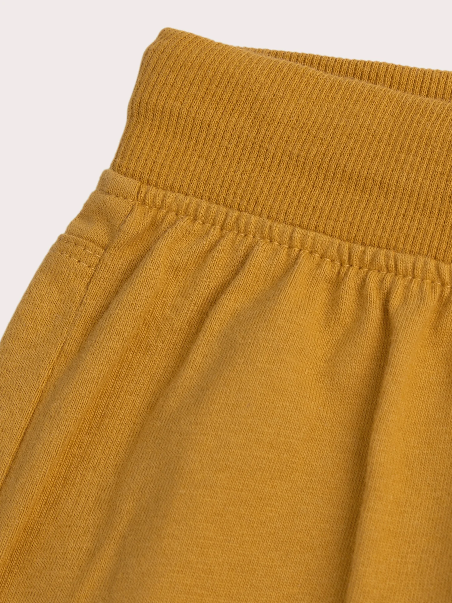 Set T-Shirt con stampa skateboard e pantaloni corti senape - Image 7