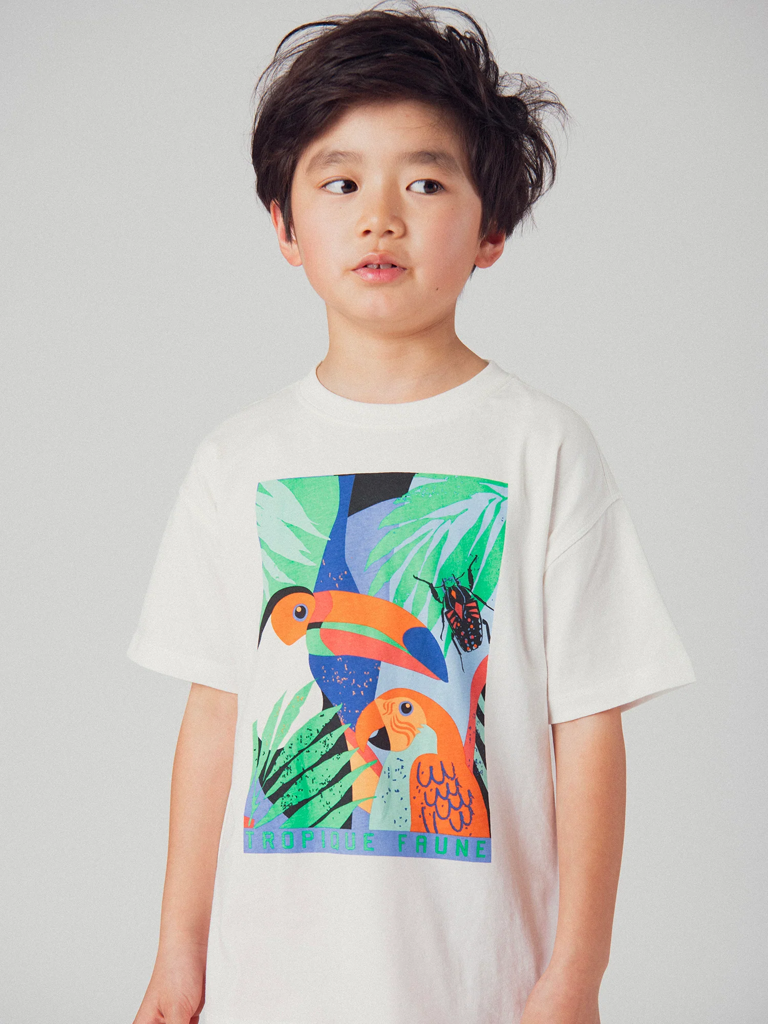 Set t-shirt ecru e pantaloni rossi con animazione per bambino - Image 4
