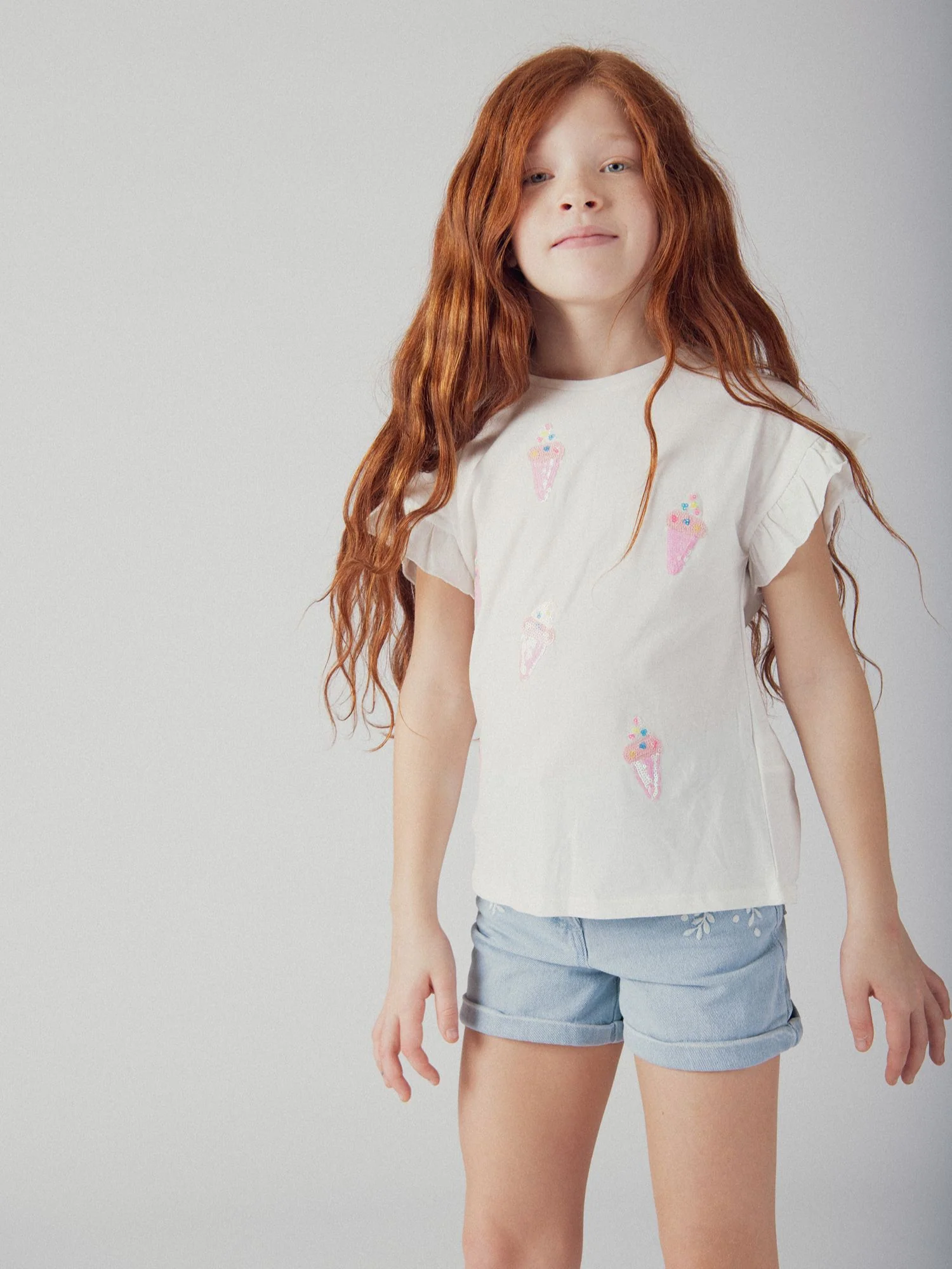 Short in denim blu con ricami floreali per ragazze - Image 2