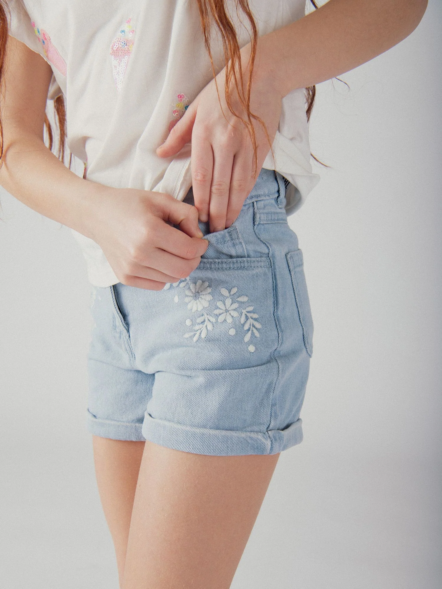 Short in denim blu con ricami floreali per ragazze - Image 3