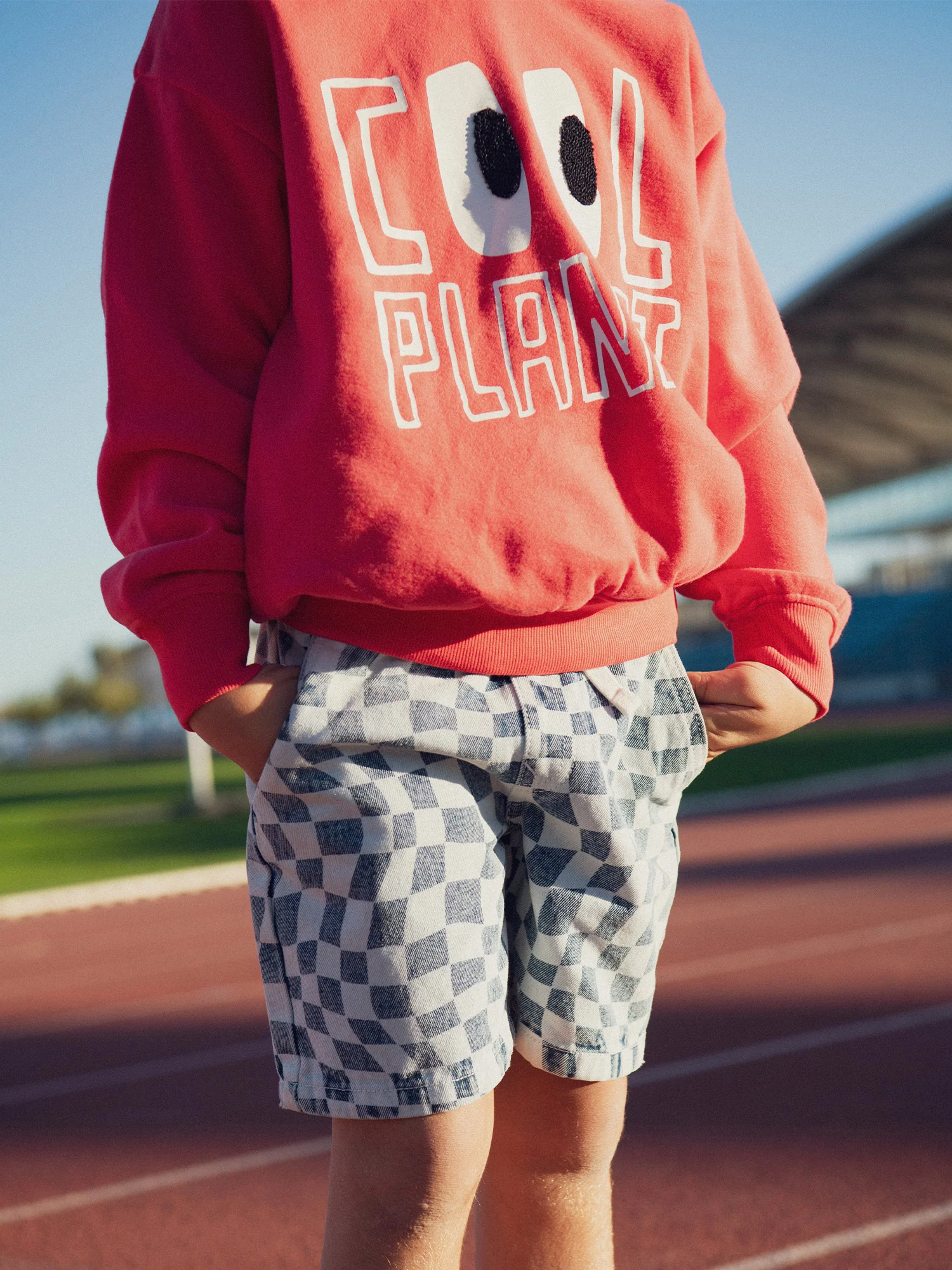 Sweatshirt rosso con animazione e cappuccio per ragazzi - Image 4