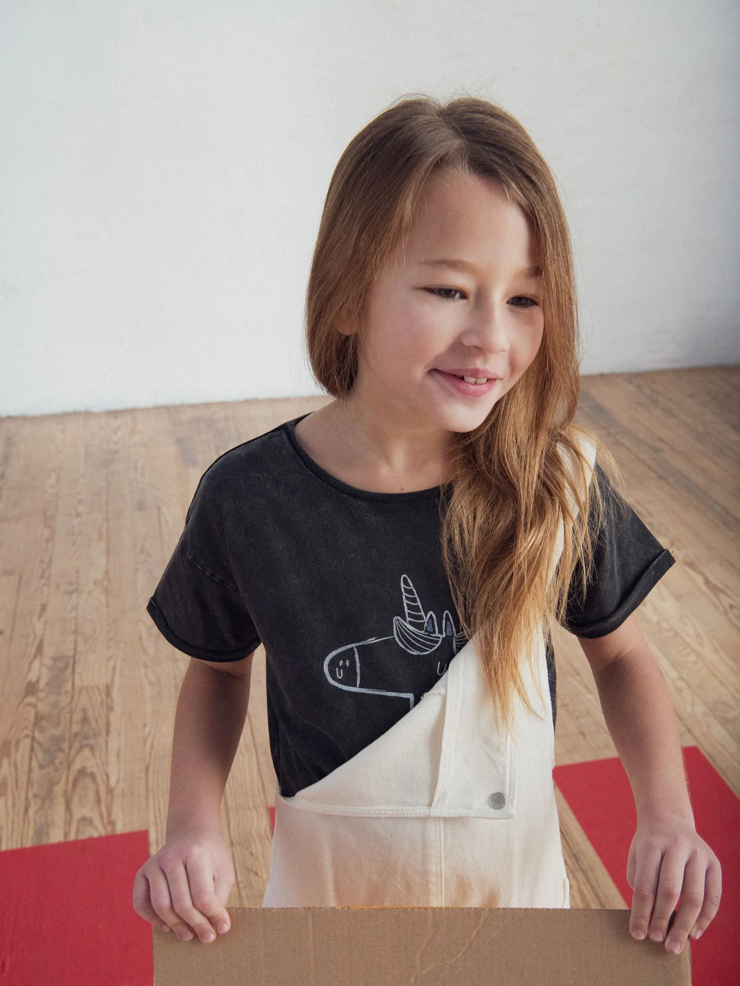 T-shirt grigio scuro con animazione unicorno per bambine - Image 2
