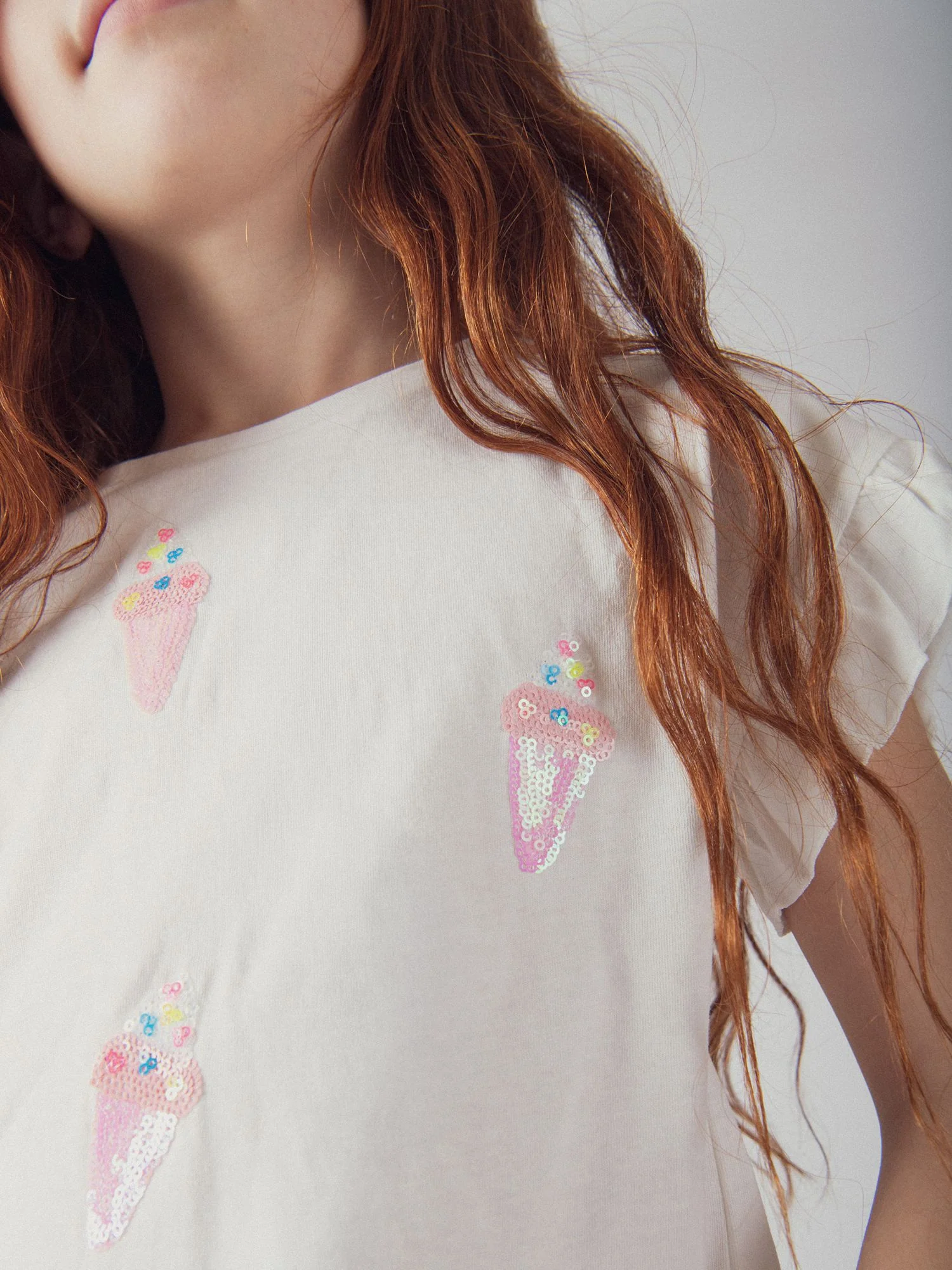 T-shirt ecru con animazione gelato in paillettes per ragazze - Image 3