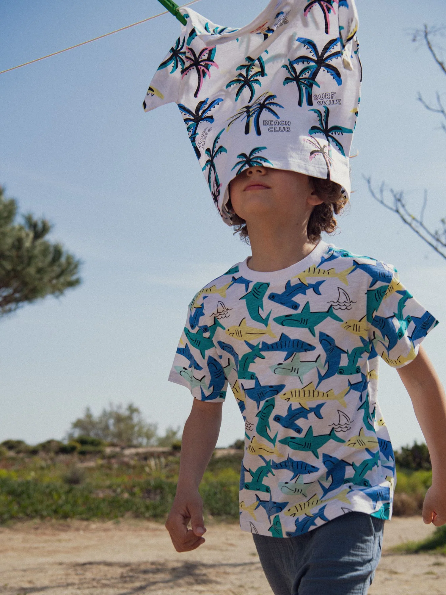T-shirt bianca con stampa di squali per bambino - Image 3