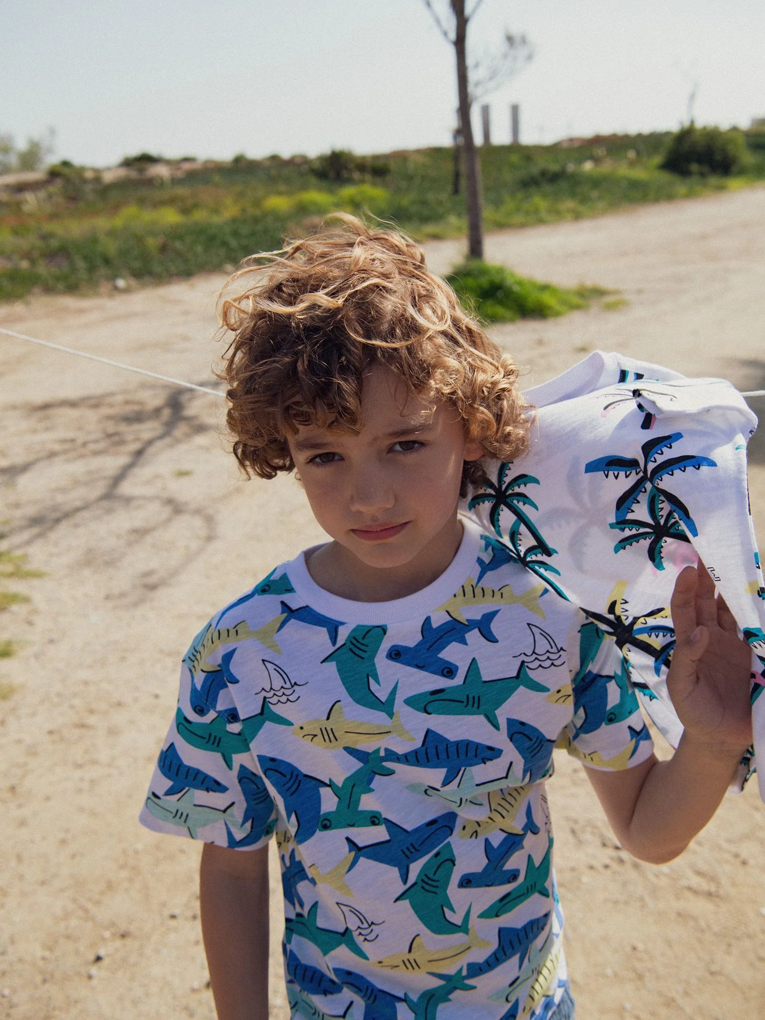 T-shirt bianca con stampa di squali per bambino - Image 4
