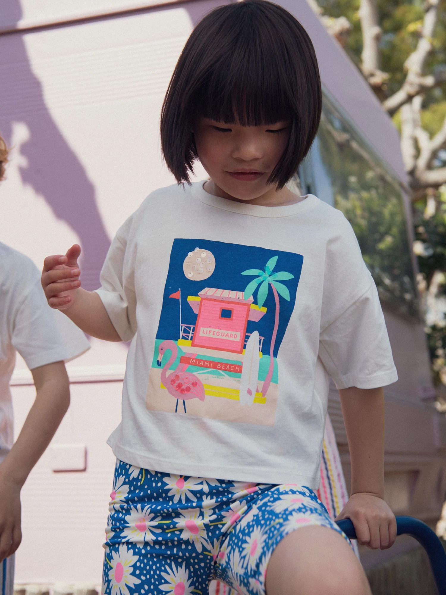 T-shirt ecru con animazione spiaggia per ragazze - Image 2