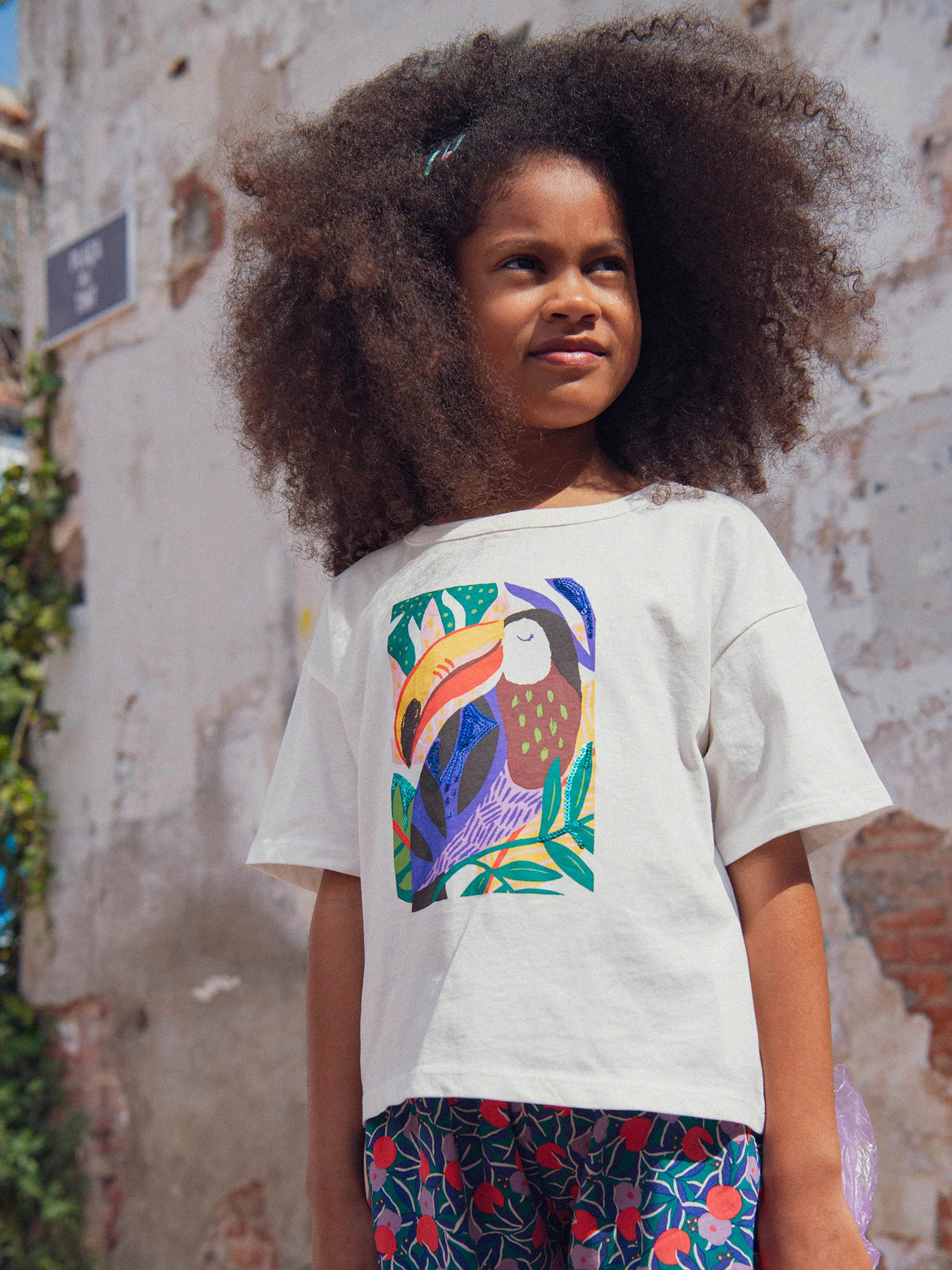 T-shirt ecru con animazione tucano per ragazze - Image 2