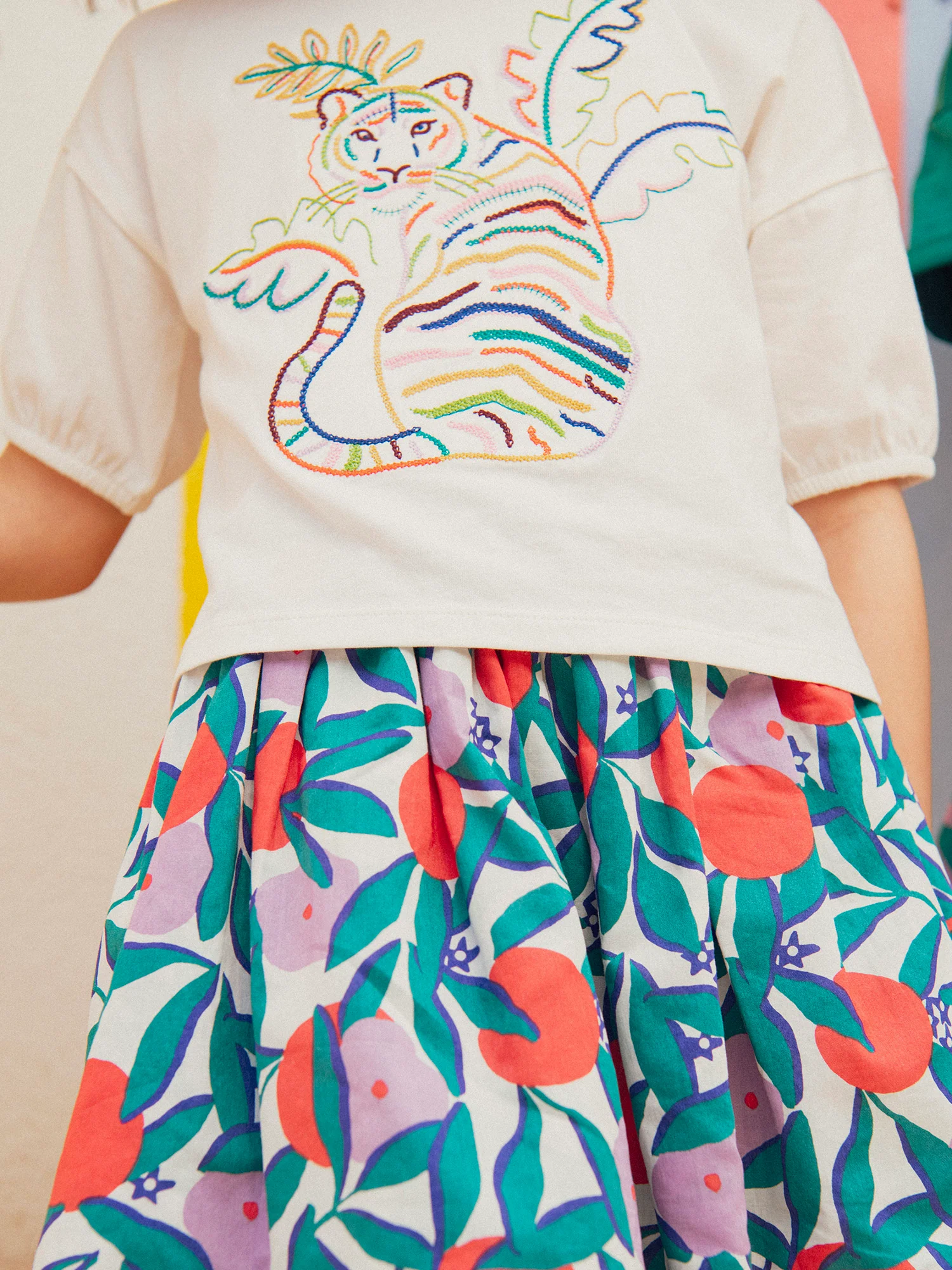 T-shirt ecru con ricamo di tigre per ragazze - Image 3