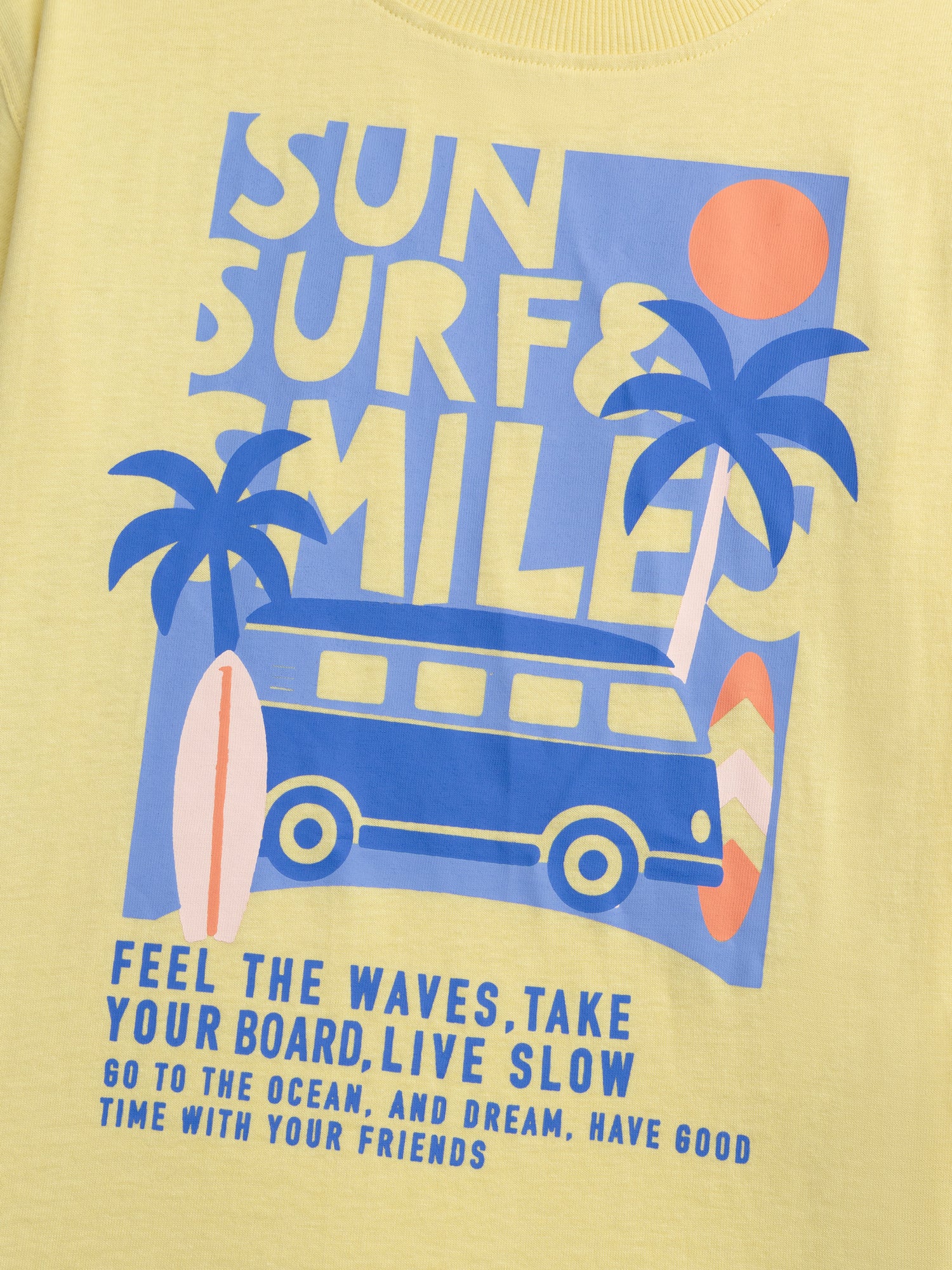 T-shirt gialla con animazione di furgone e surf per bambino - Image 2