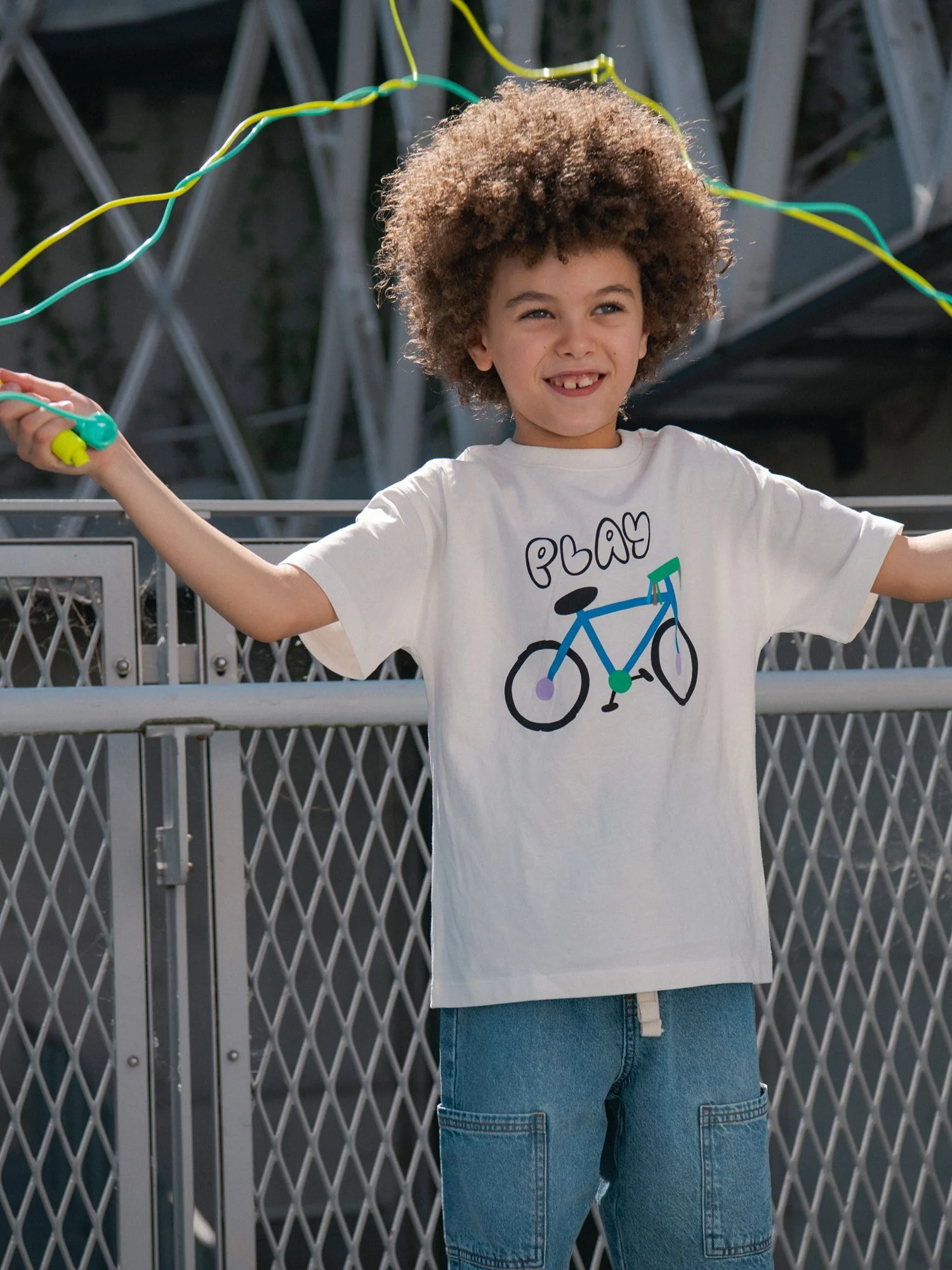 T-shirt ecru con animazione di bicicletta per ragazzi - Image 3