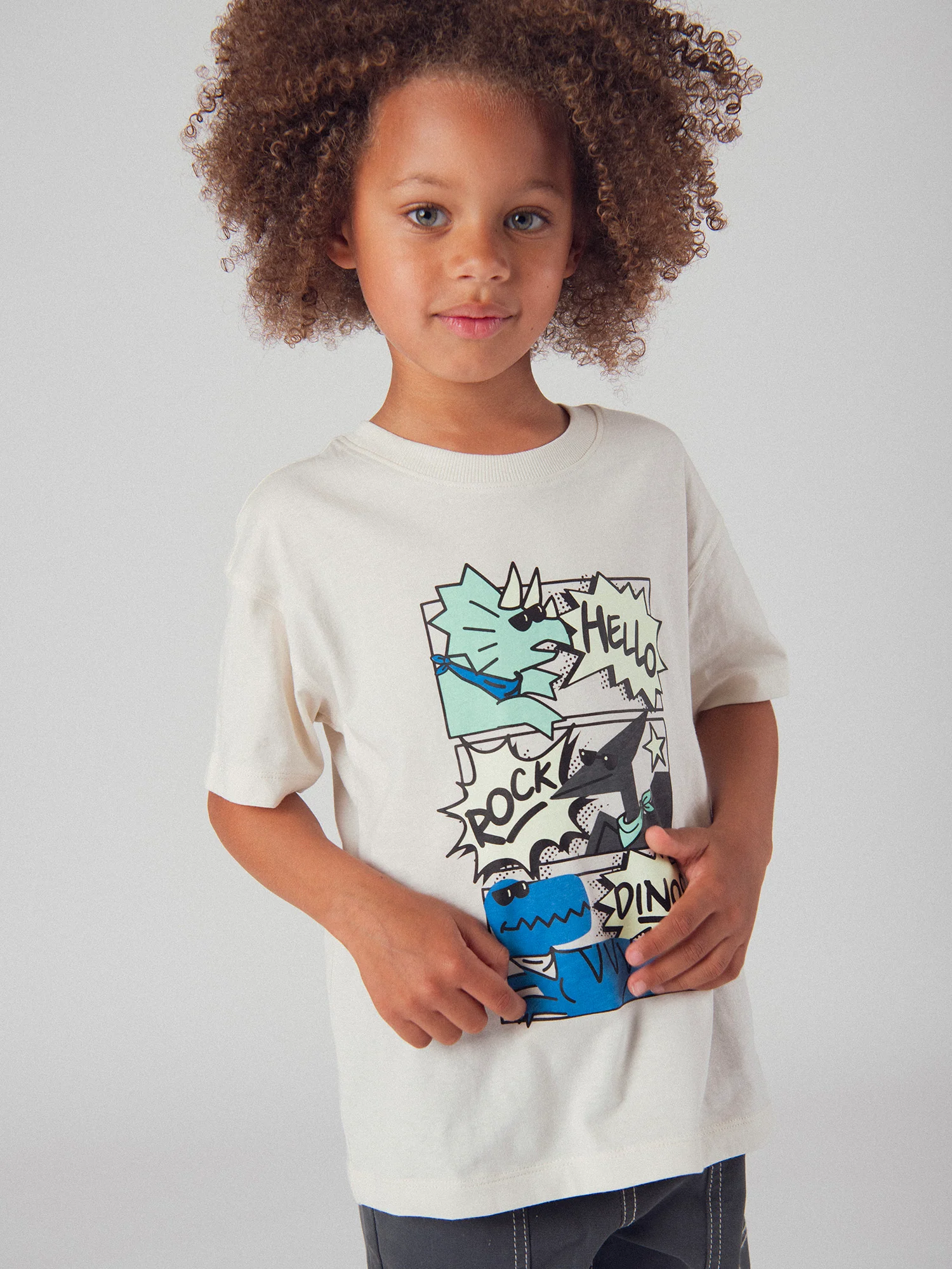 T-shirt ecru con animazione di dinosauri a fumetti per ragazzi - Image 2