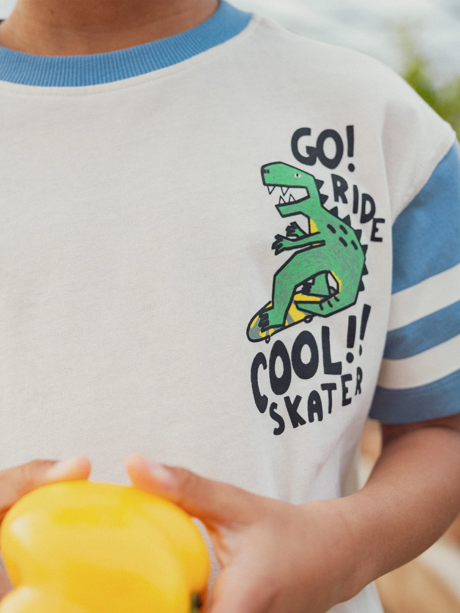 T-shirt color ecru con animazione di dinosauri per ragazzi - Image 3