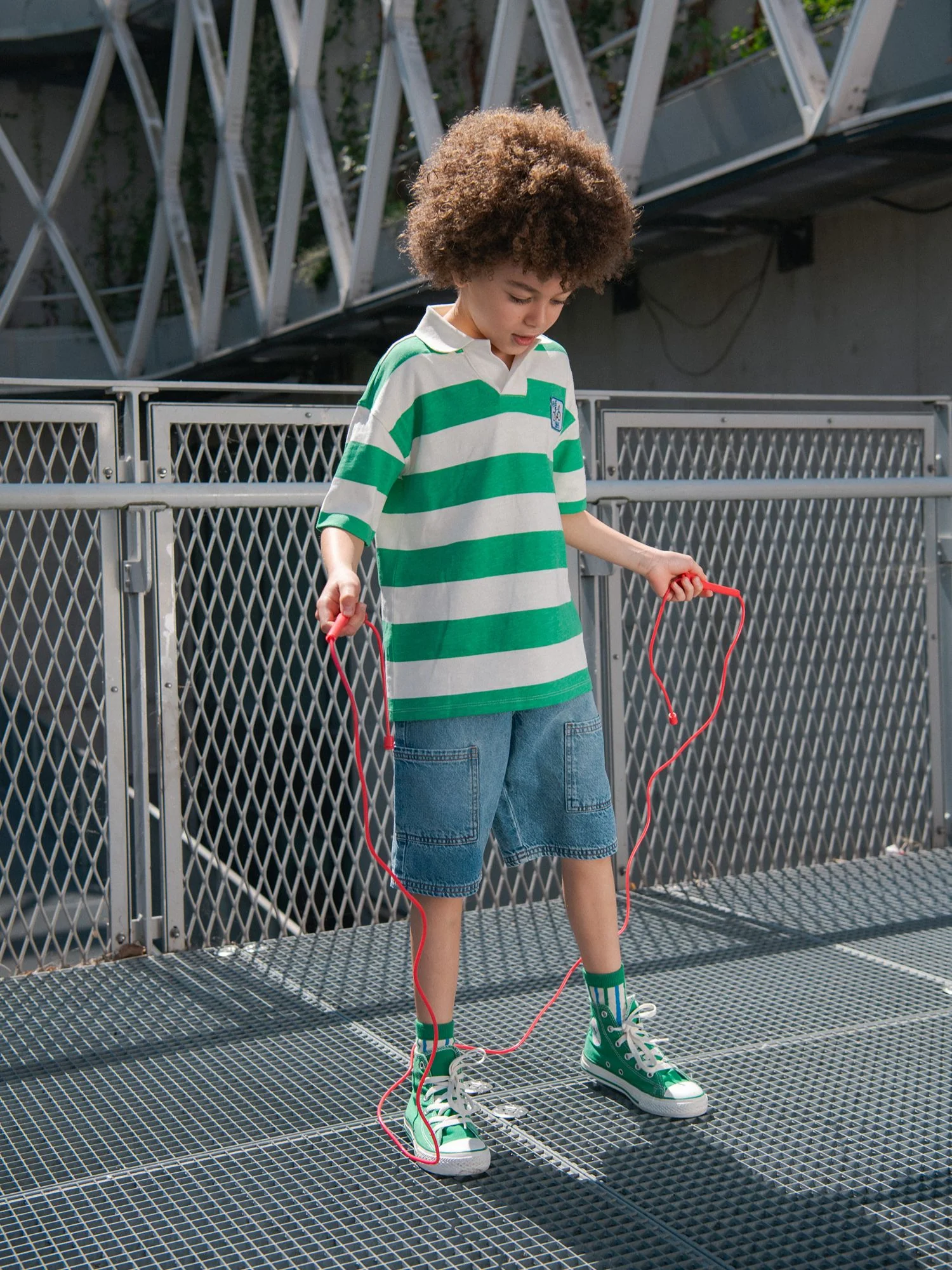 T-shirt polo ecru a righe verdi per bambino - Image 3