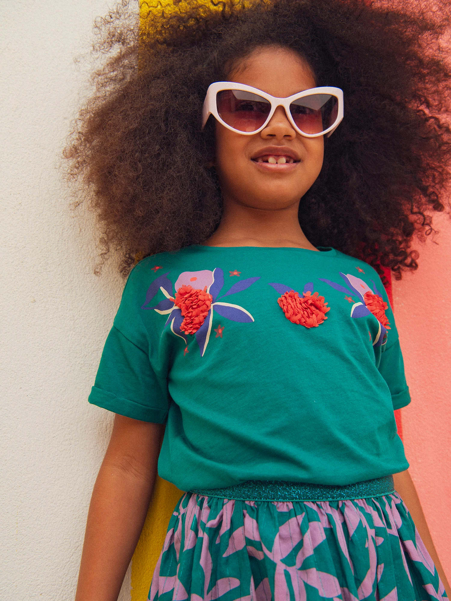 T-shirt verde con animazione floreale per ragazze - Image 2