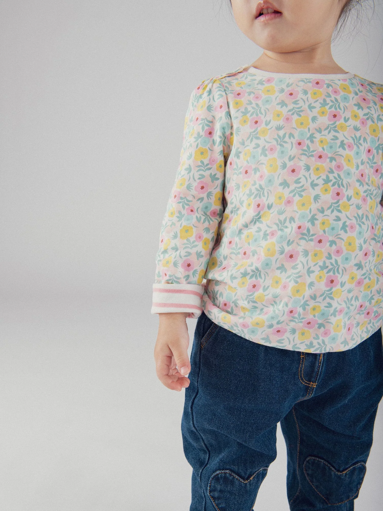 T-shirt reversibile con motivo fiori pastello per bambina - Image 5